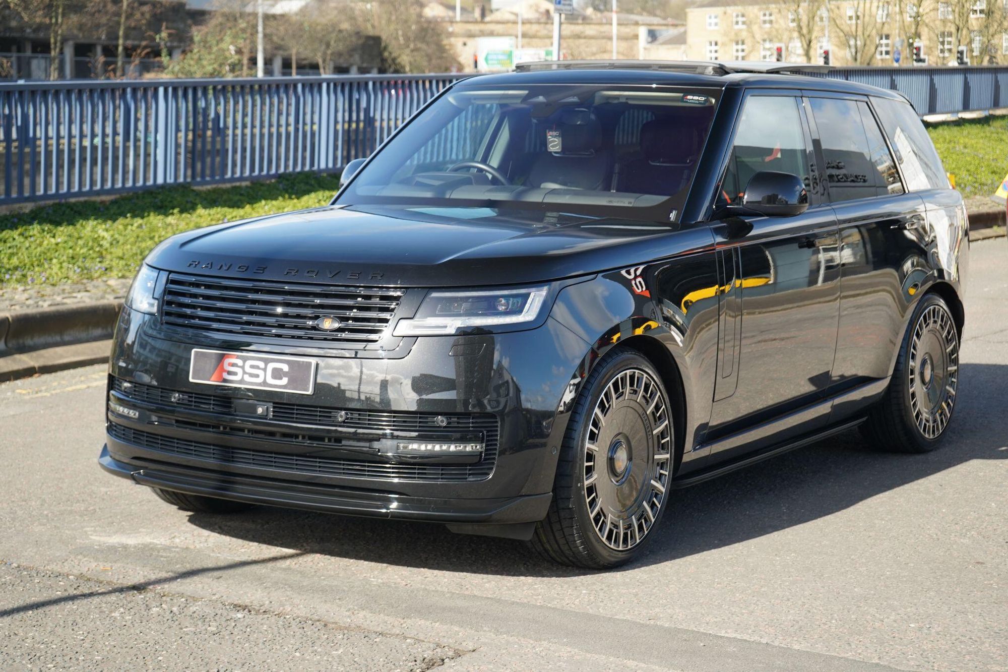 LAND ROVER RANGE ROVER DIESEL ESTATE 3.0 D350 Autobiography 4dr Auto for sale UK - Slide 7