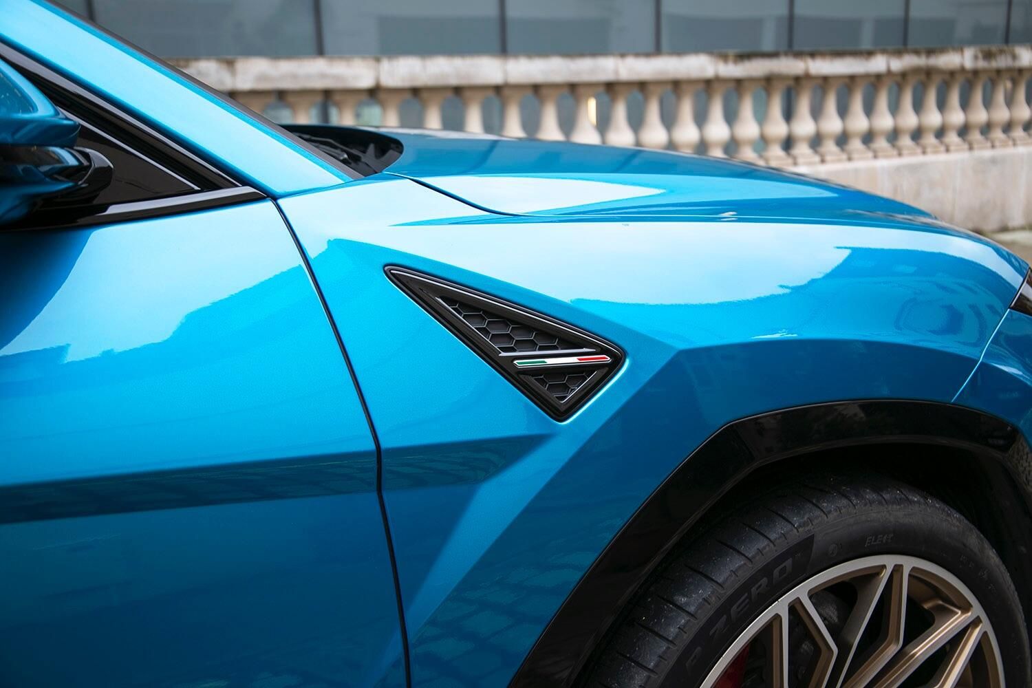 LAMBORGHINI URUS ESTATE 4.0T 25.9kWh Plug-in Hybrid FSI V8 5dr Auto for sale UK - Slide 7