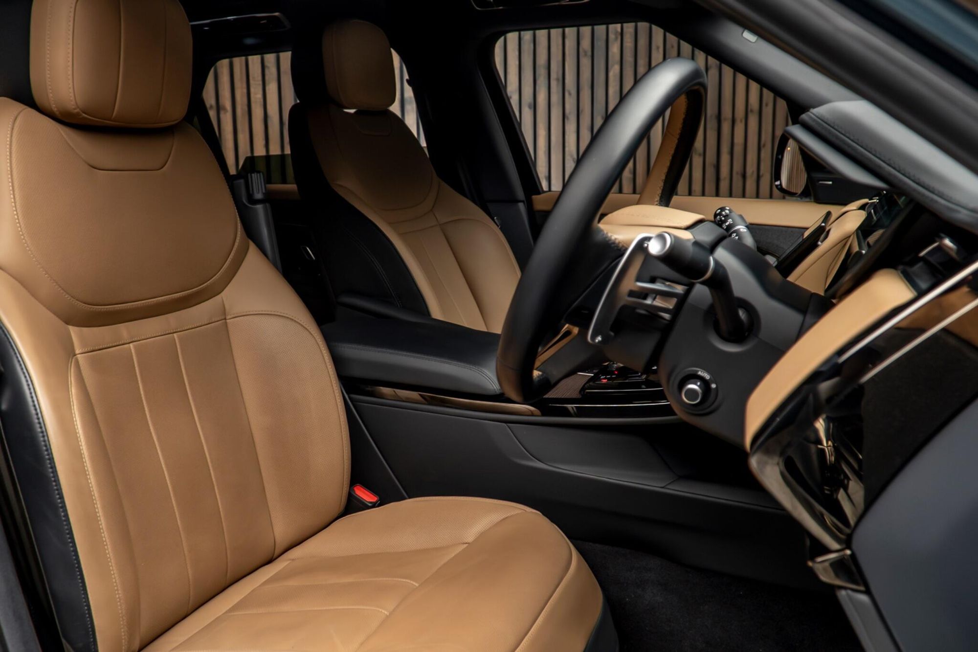 LAND ROVER RANGE ROVER SPORT DIESEL ESTATE 3.0 D300 Dynamic SE 5dr Auto for sale UK - Slide 2