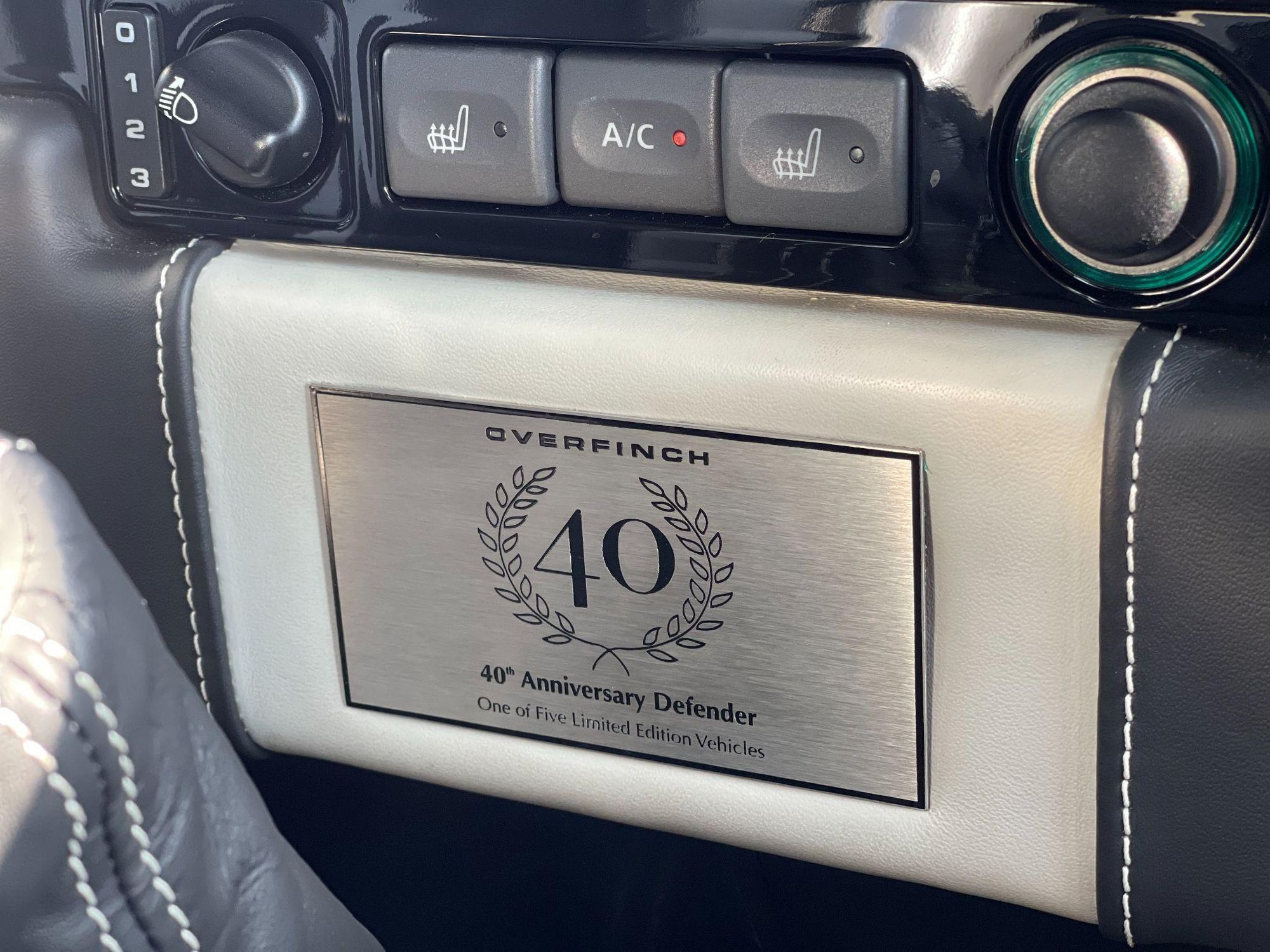 LAND ROVER DEFENDER 90 SWB DIESEL XS Station Wagon TDCi [2.2] for sale UK - Slide 4