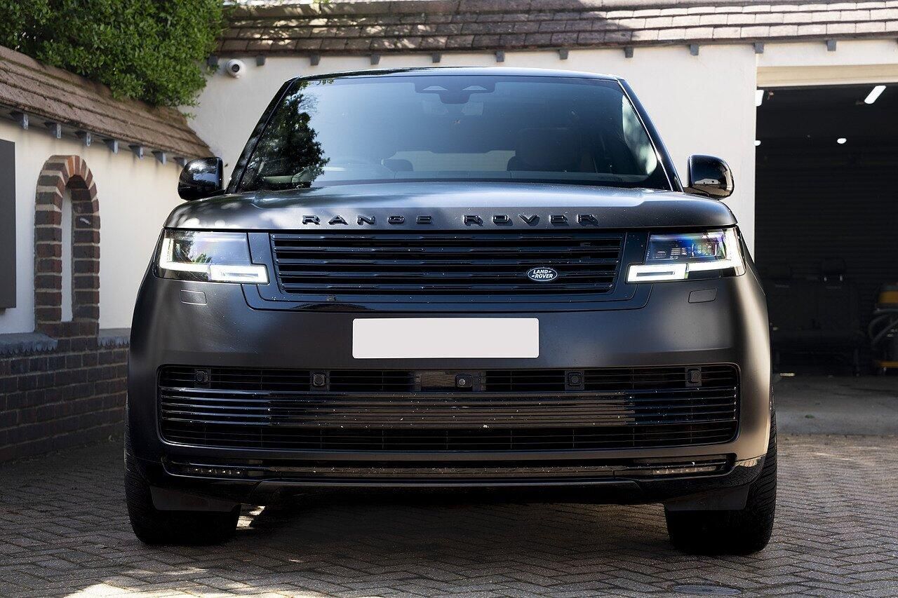 LAND ROVER RANGE ROVER ESTATE 4.4 P615 V8 SV 4dr Auto for sale UK - Slide 2