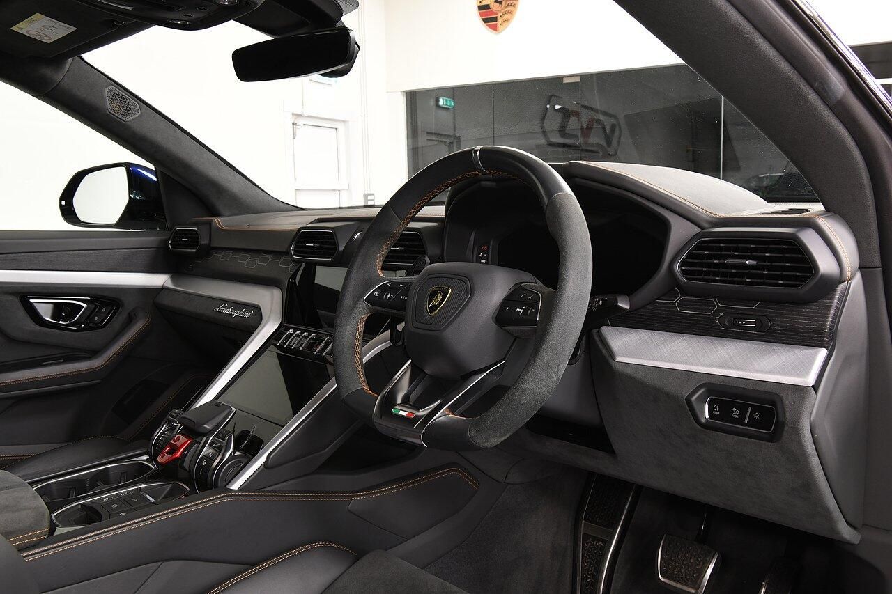 LAMBORGHINI URUS ESTATE 4.0T FSI V8 5dr Auto for sale UK - Slide 4