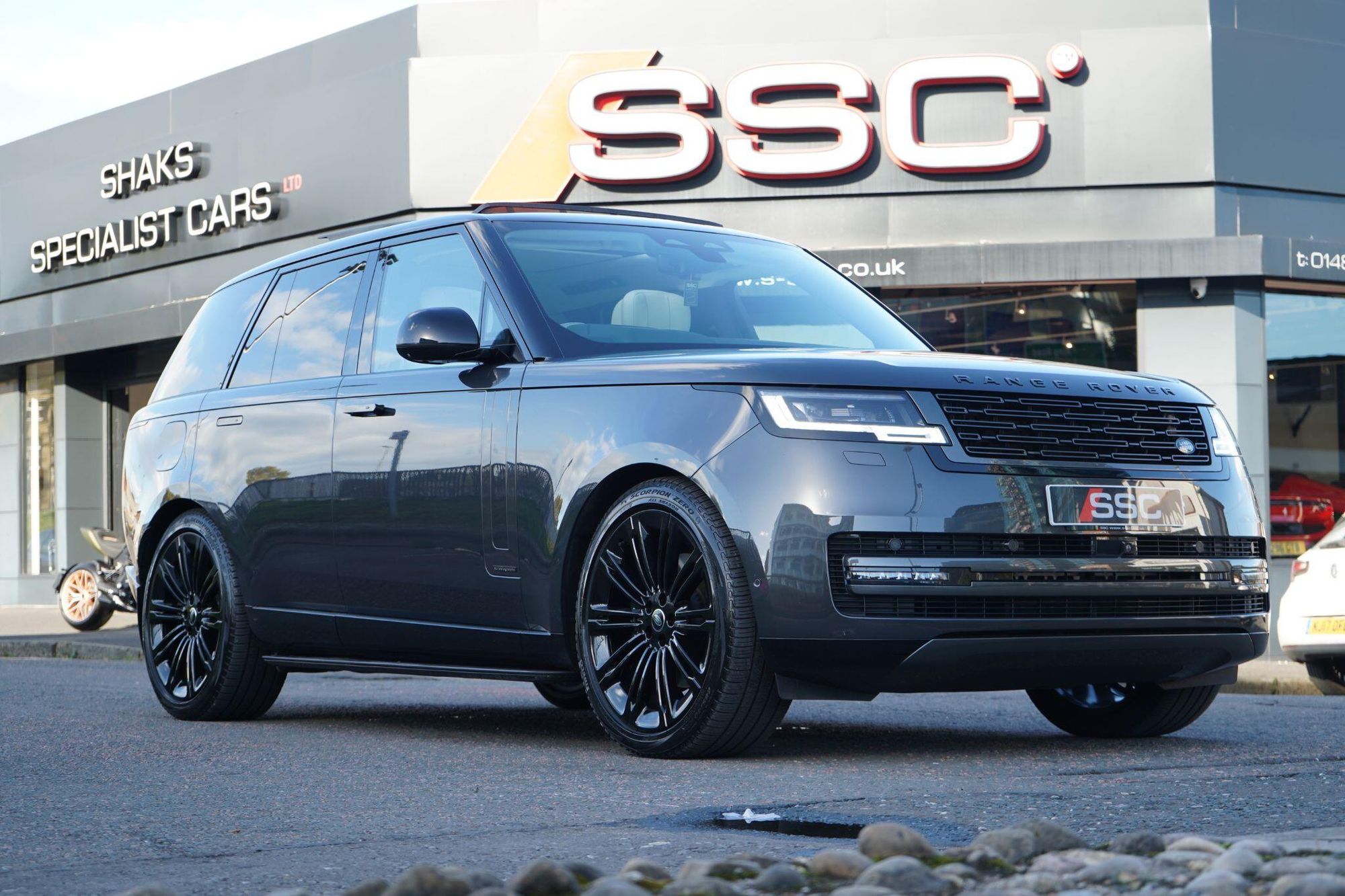 LAND ROVER RANGE ROVER DIESEL ESTATE 3.0 D350 Autobiography 4dr Auto for sale UK - Slide 5