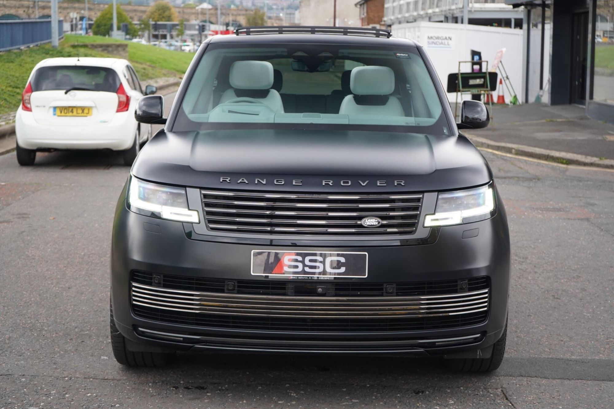 LAND ROVER RANGE ROVER ESTATE 4.4 P615 V8 SV LWB 4dr Auto for sale UK - Slide 7