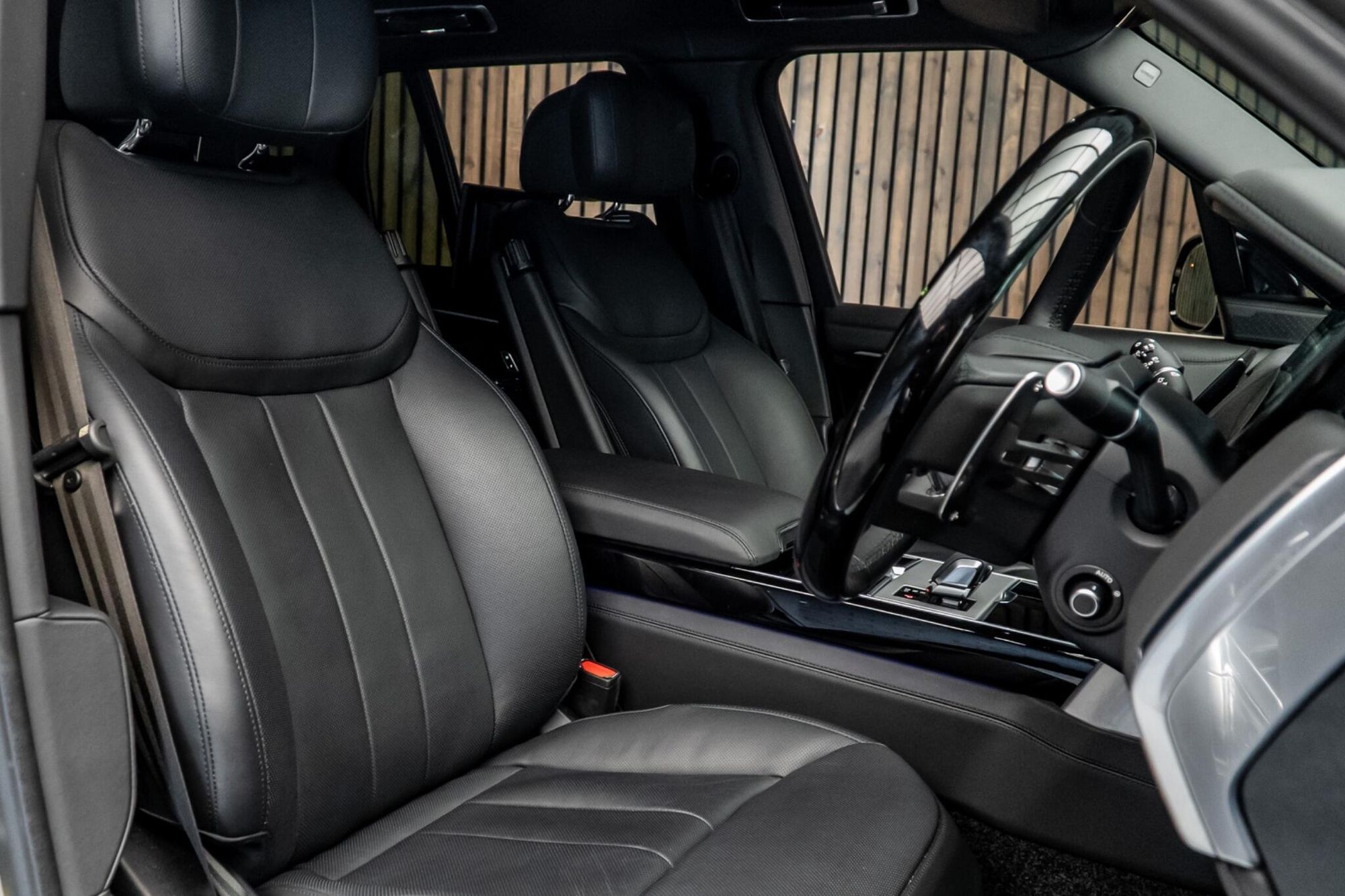 LAND ROVER RANGE ROVER ESTATE 3.0 P550e Autobiography 4dr Auto for sale UK - Slide 2