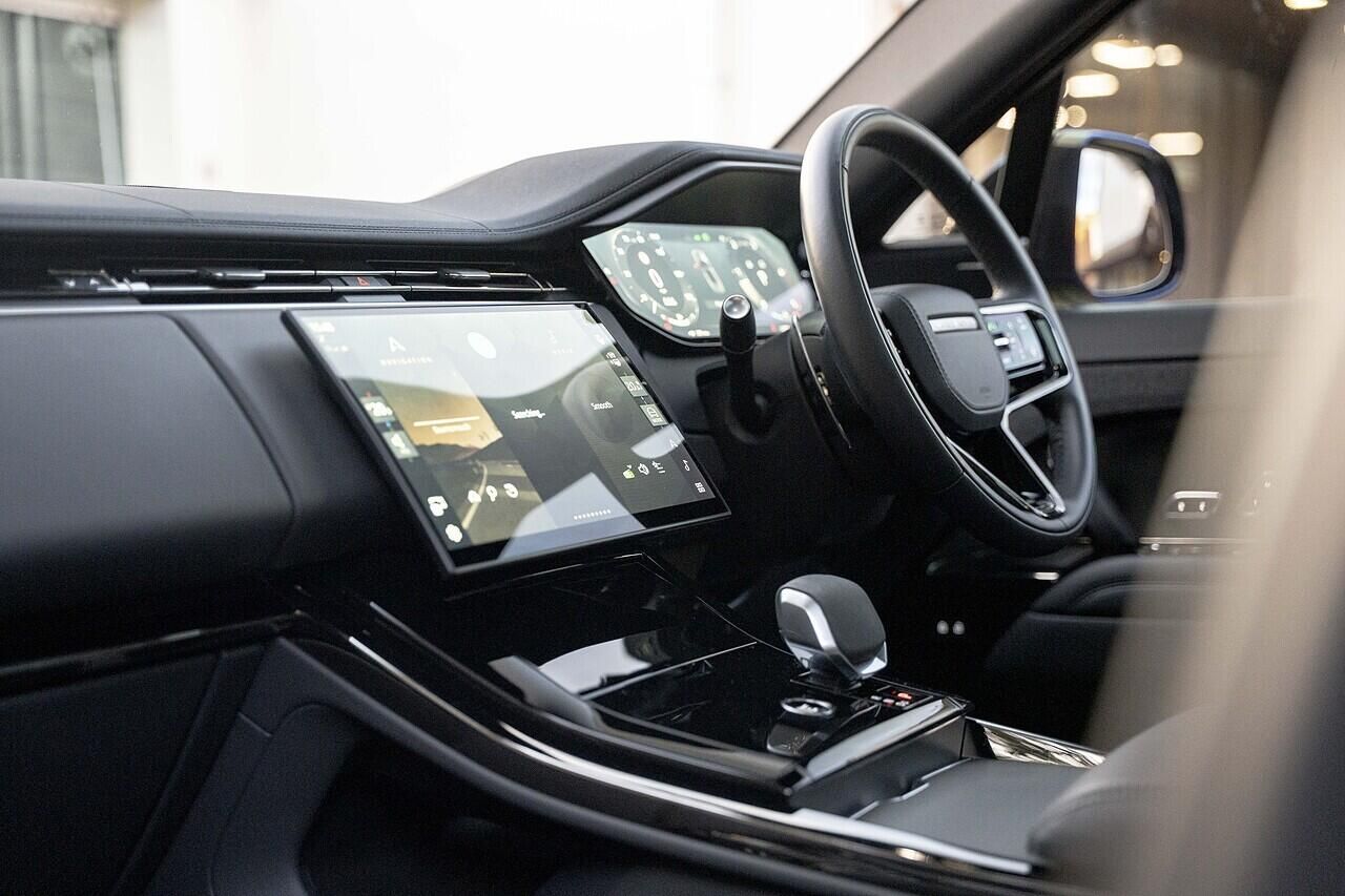 LAND ROVER RANGE ROVER SPORT DIESEL ESTATE 3.0 D300 Dynamic SE 5dr Auto for sale UK - Slide 9