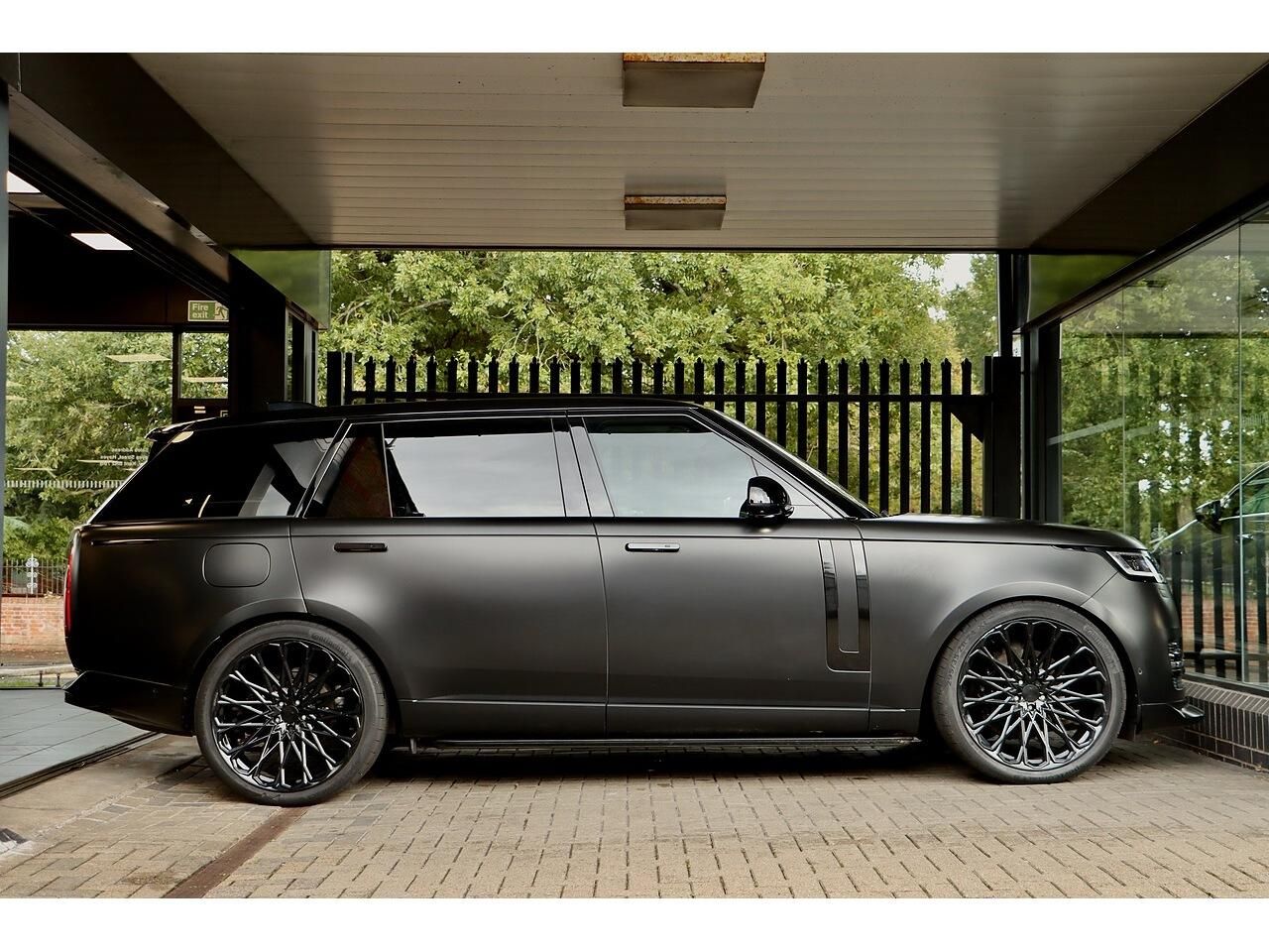 LAND ROVER RANGE ROVER DIESEL ESTATE 3.0 D350 First Edition LWB 4dr Auto for sale UK - Slide 7