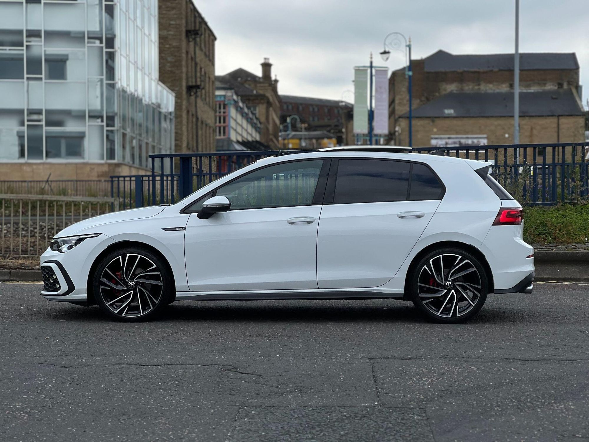 VOLKSWAGEN GOLF DIESEL HATCHBACK 2.0 TDI 200 GTD 5dr DSG for sale UK - Slide 8