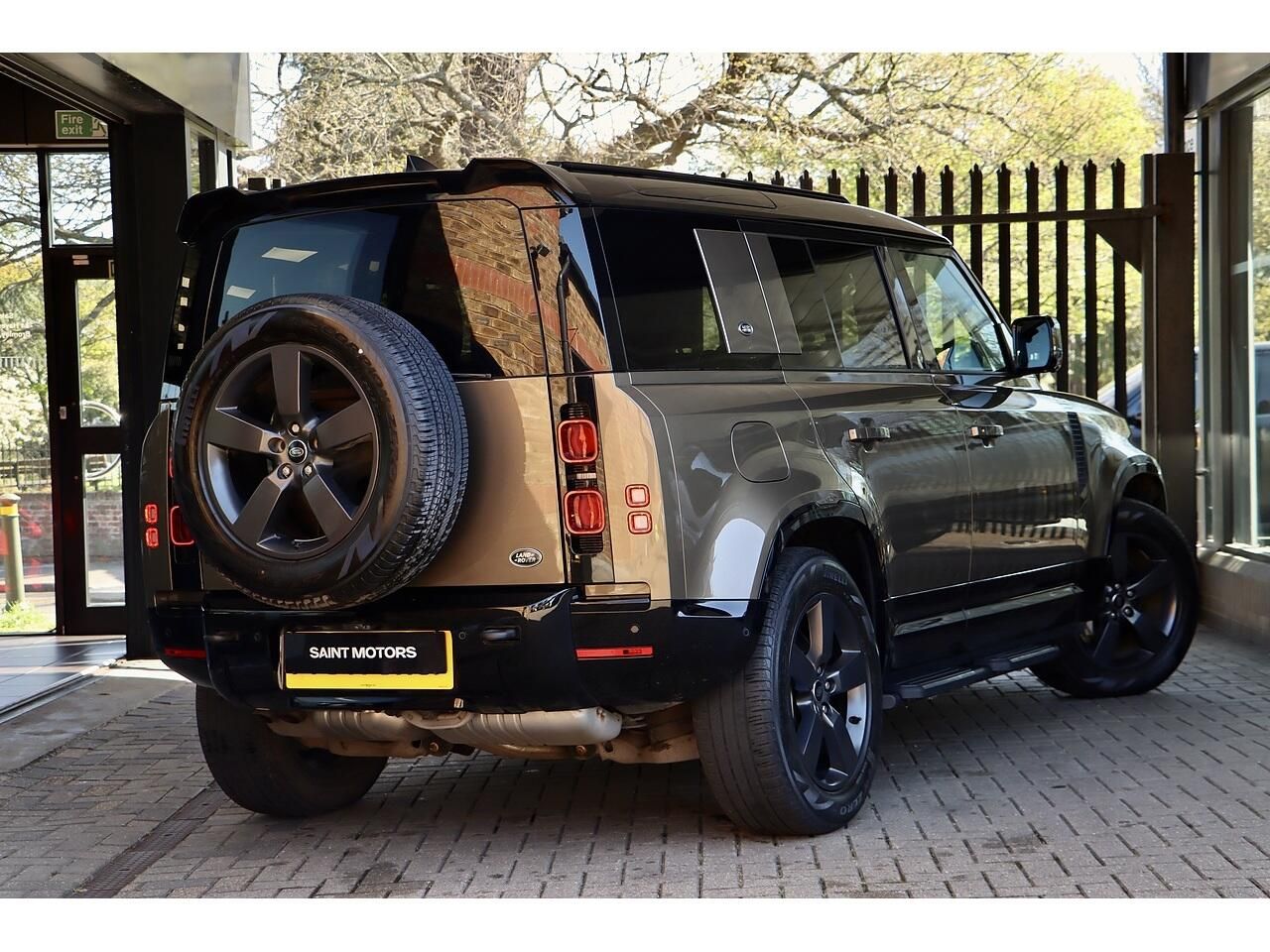 LAND ROVER DEFENDER DIESEL ESTATE 3.0 D300 X-Dynamic HSE 110 5dr Auto for sale UK - Slide 9