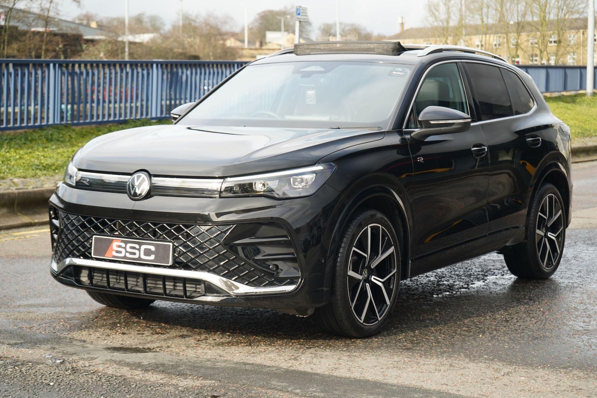 VOLKSWAGEN TIGUAN DIESEL ESTATE 2.0 TDI R-Line 5dr DSG for sale UK - Slide 7