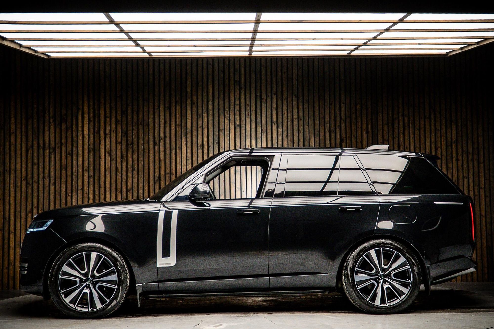 LAND ROVER RANGE ROVER ESTATE 3.0 P440e Autobiography 4dr Auto for sale UK - Slide 7