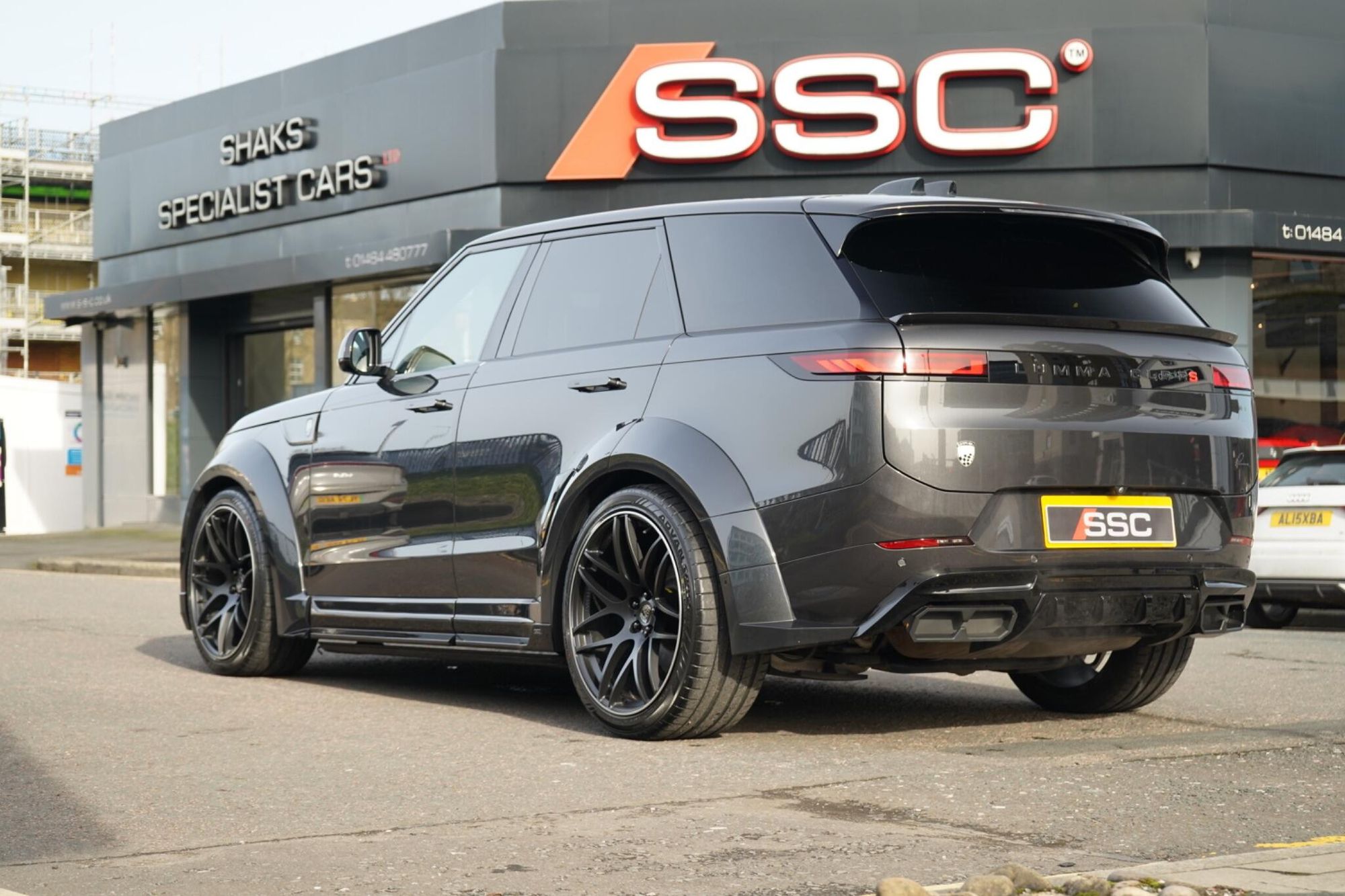 LAND ROVER RANGE ROVER SPORT DIESEL ESTATE 3.0 D300 Dynamic SE 5dr Auto for sale UK - Slide 2