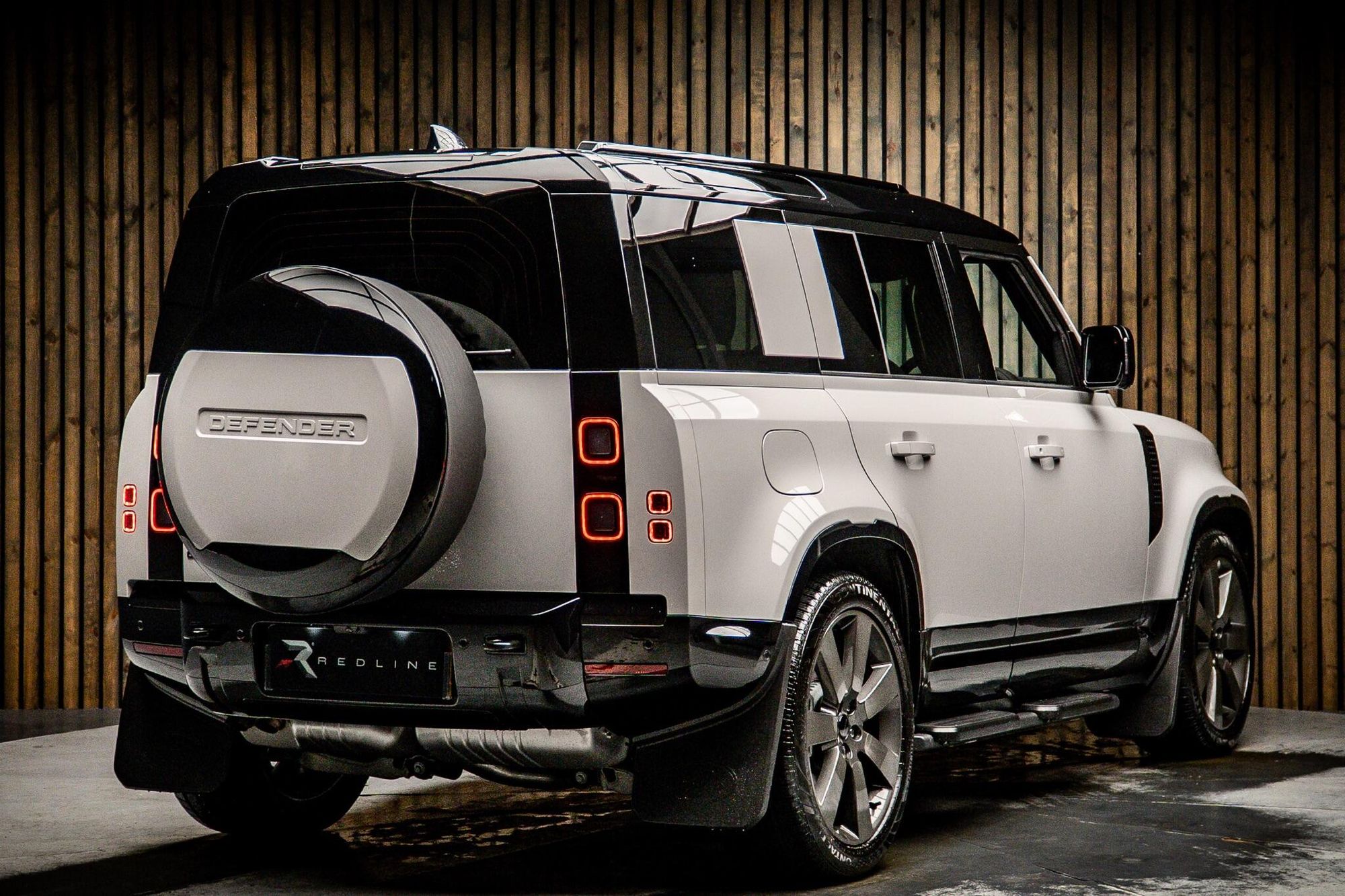 LAND ROVER DEFENDER DIESEL ESTATE 3.0 D350 X-Dynamic HSE 110 5dr Auto for sale UK - Slide 4