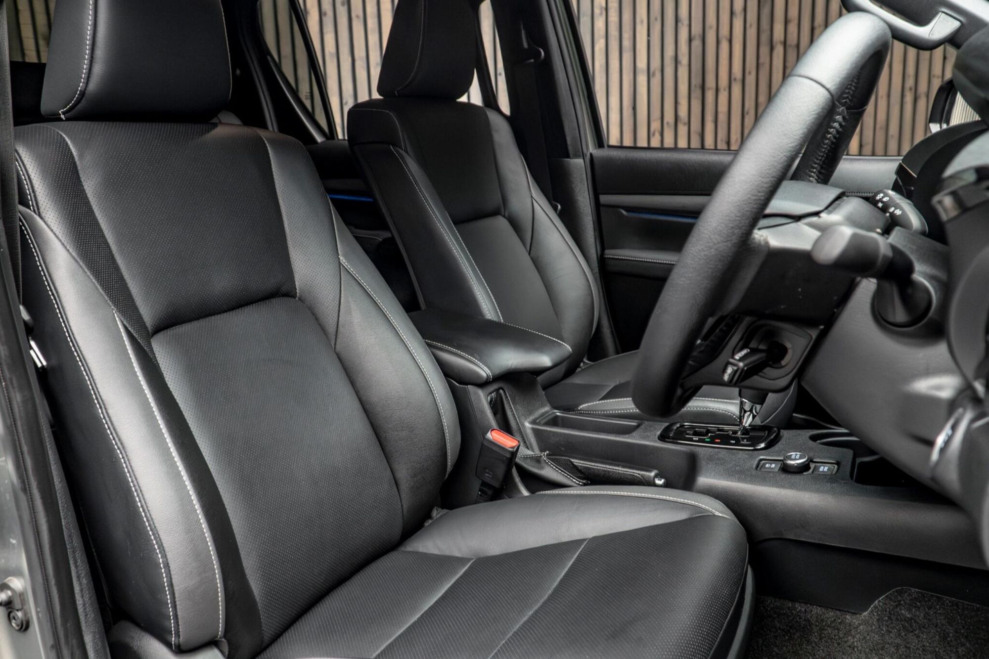 TOYOTA HILUX DIESEL Invincible X D/Cab Pick Up 2.8 D-4D Auto for sale UK - Slide 2