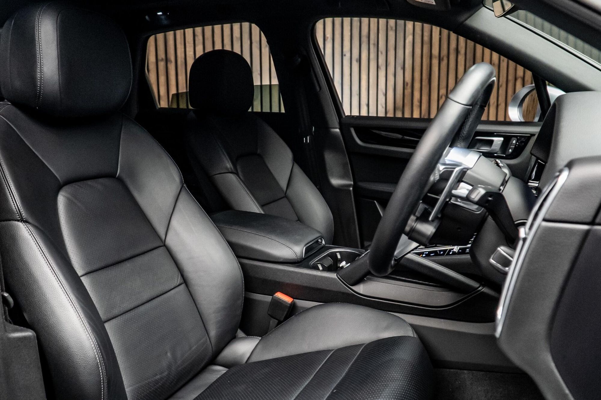 Porsche Cayenne 3.0 V6 Black Edition E-Hybrid Tiptronic S 25.9kWh 5 Door Auto for sale UK - Slide 2