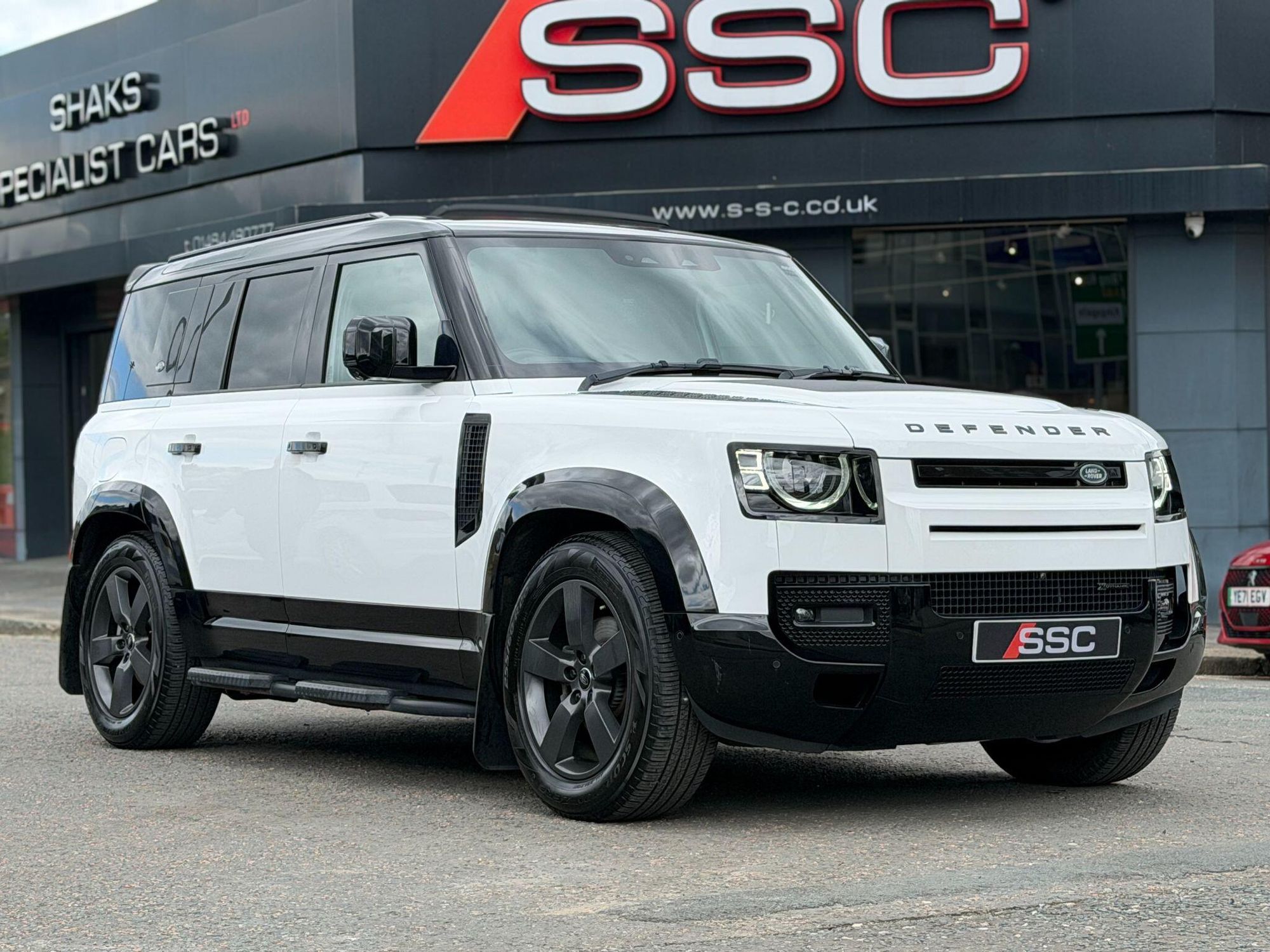 LAND ROVER DEFENDER DIESEL ESTATE 3.0 D250 X-Dynamic HSE 110 5dr Auto for sale UK - Slide 5