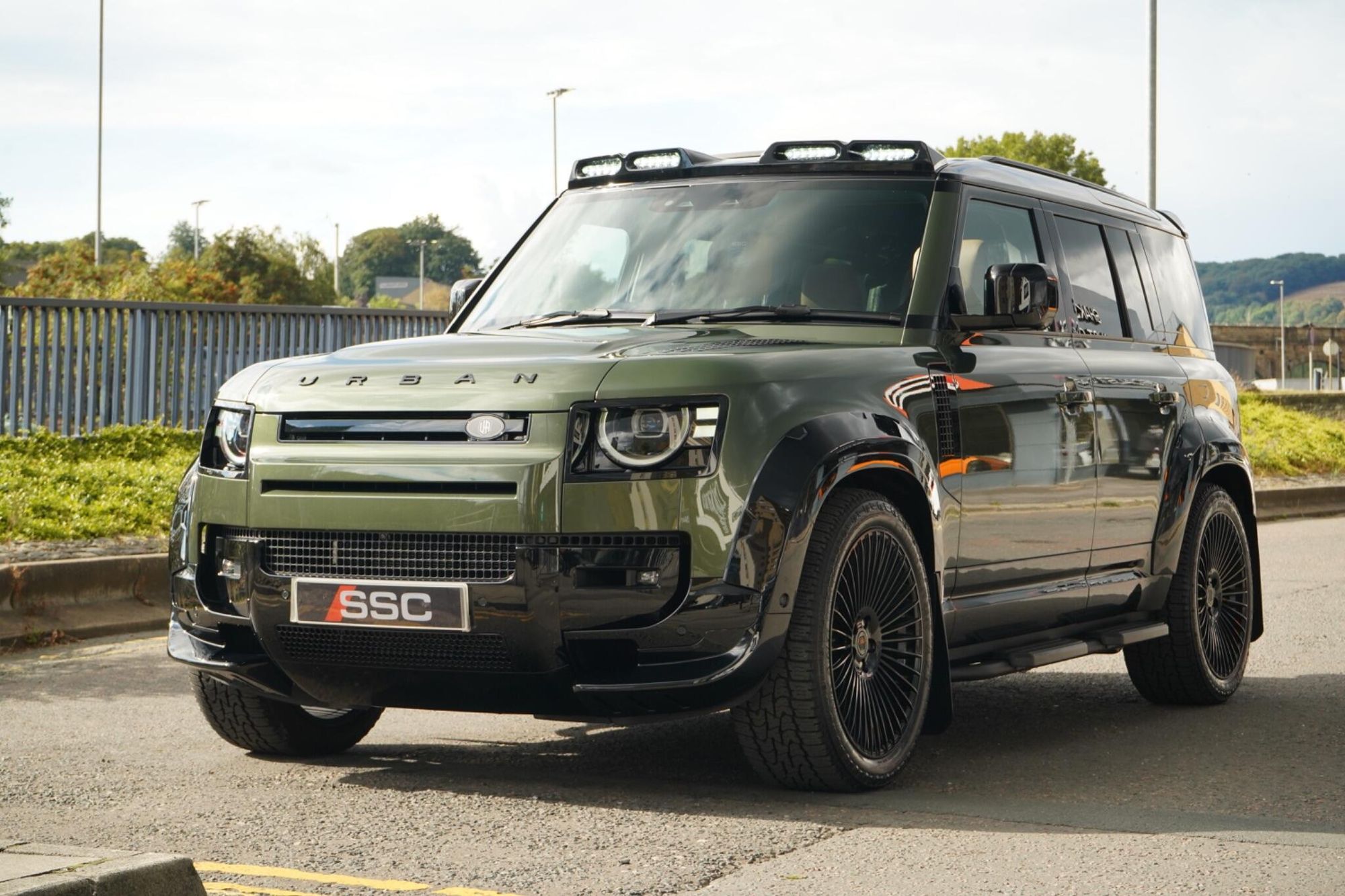 LAND ROVER DEFENDER DIESEL ESTATE 3.0 D350 X-Dynamic HSE 110 5dr Auto for sale UK - Slide 7