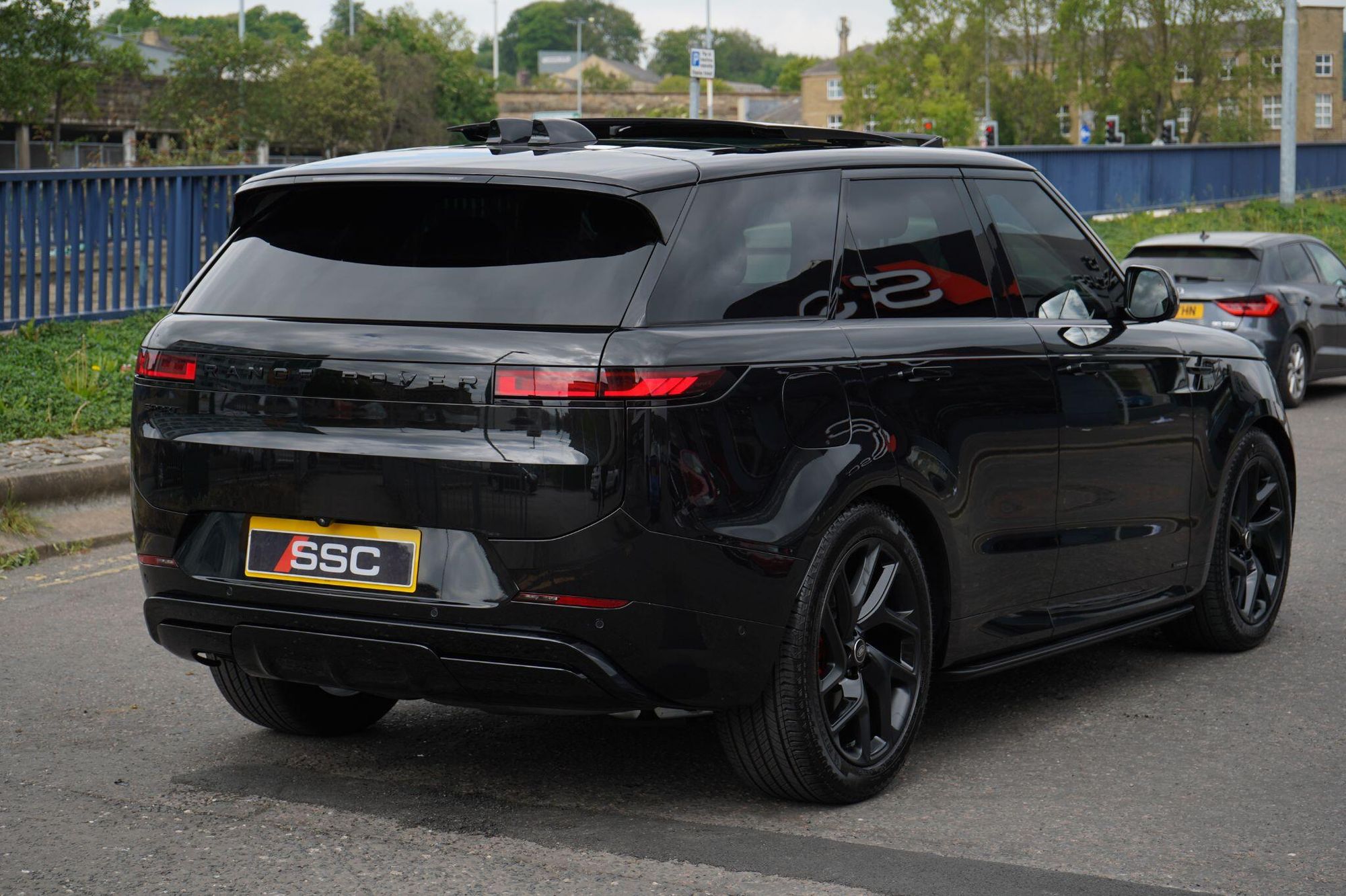 LAND ROVER RANGE ROVER SPORT DIESEL ESTATE 3.0 D350 Autobiography 5dr Auto for sale UK - Slide 10