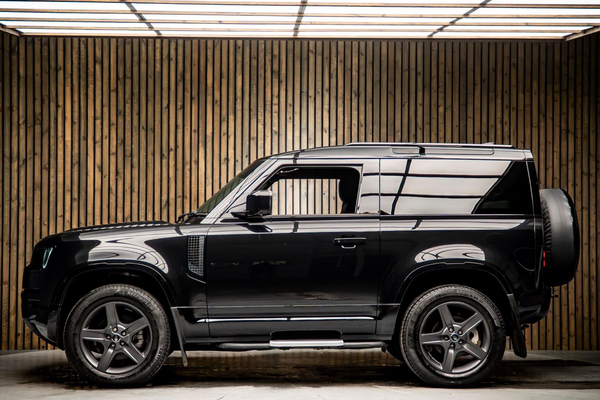 LAND ROVER DEFENDER DIESEL ESTATE 3.0 D250 X-Dynamic SE 90 3dr Auto for sale UK - Slide 7