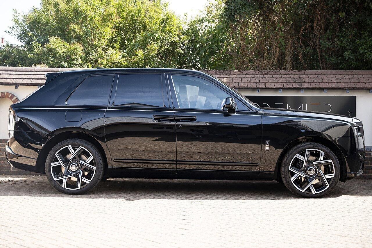 ROLLS-ROYCE CULLINAN ESTATE II Black Badge 5dr Auto for sale UK - Slide 3