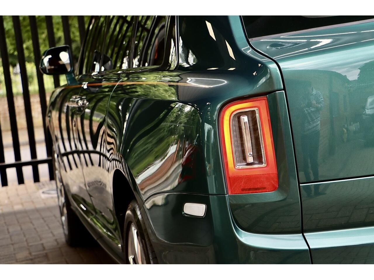 ROLLS-ROYCE CULLINAN ESTATE 5dr Auto for sale UK - Slide 9