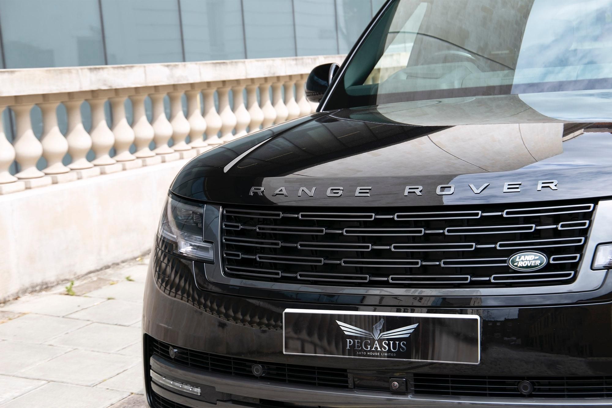 LAND ROVER RANGE ROVER ESTATE 4.4 P530 V8 Autobiography 4dr Auto for sale UK - Slide 3