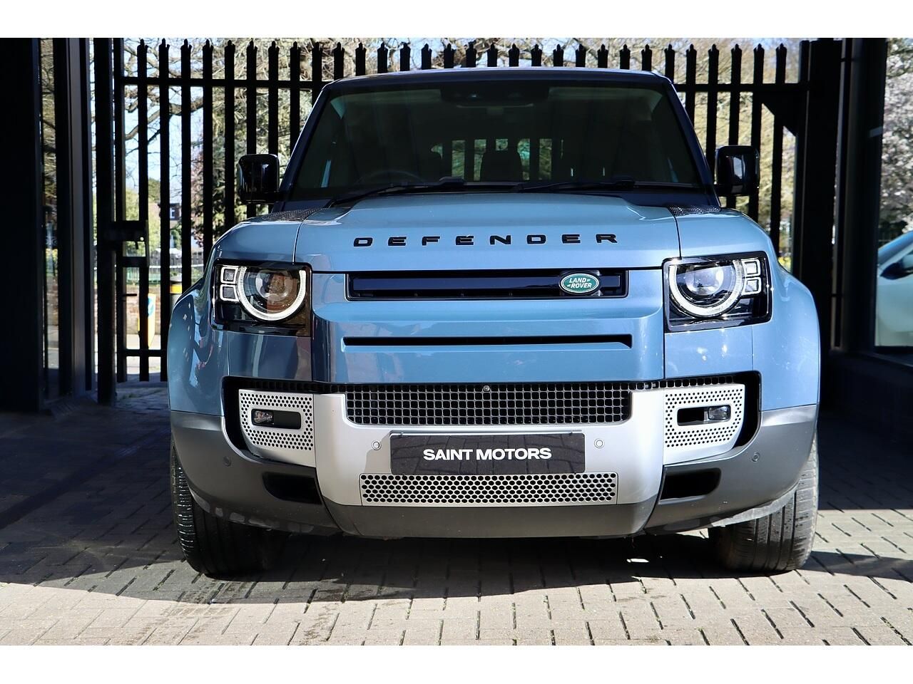 LAND ROVER DEFENDER DIESEL ESTATE 3.0 D200 SE 110 5dr Auto for sale UK - Slide 3
