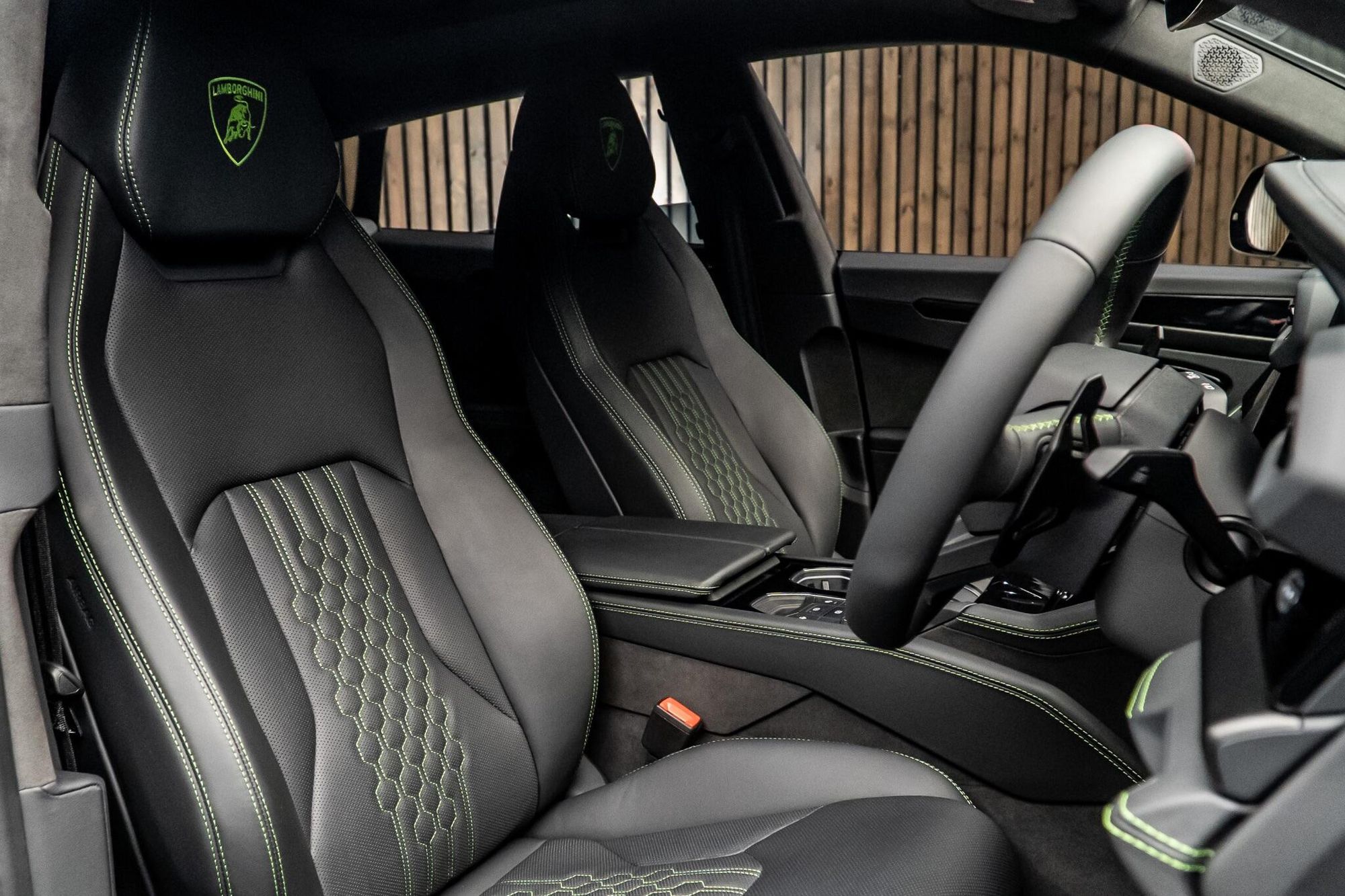 LAMBORGHINI URUS ESTATE 4.0T 25.9kWh Plug-in Hybrid FSI V8 5dr Auto for sale UK - Slide 2