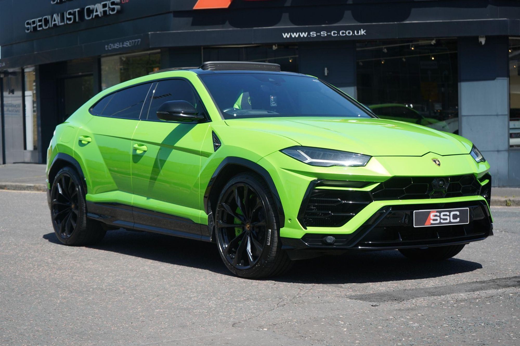 LAMBORGHINI URUS ESTATE 4.0T FSI V8 Pearl Capsule 5dr Auto for sale UK - Slide 5