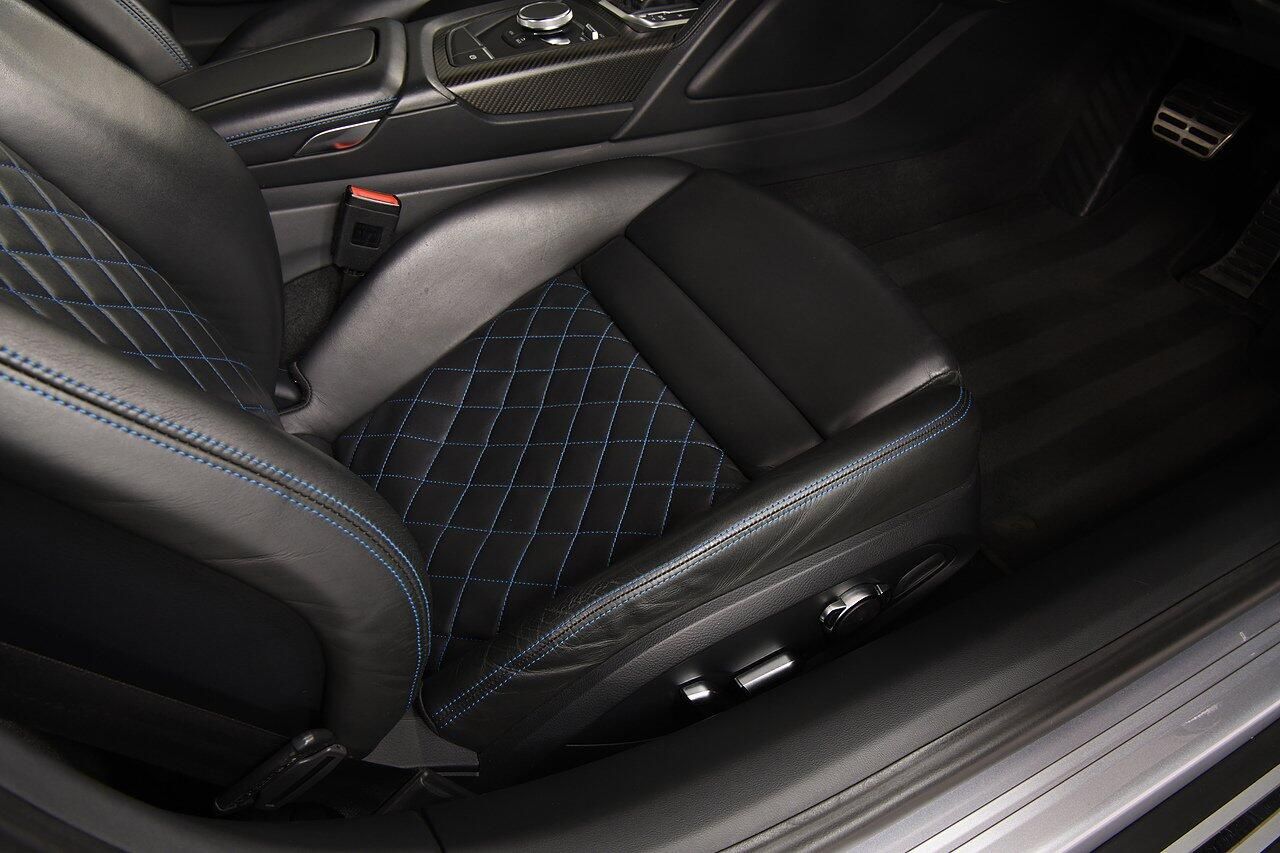 AUDI R8 COUPE 5.2 FSI V10 Plus Quattro 2dr S Tronic for sale UK - Slide 10