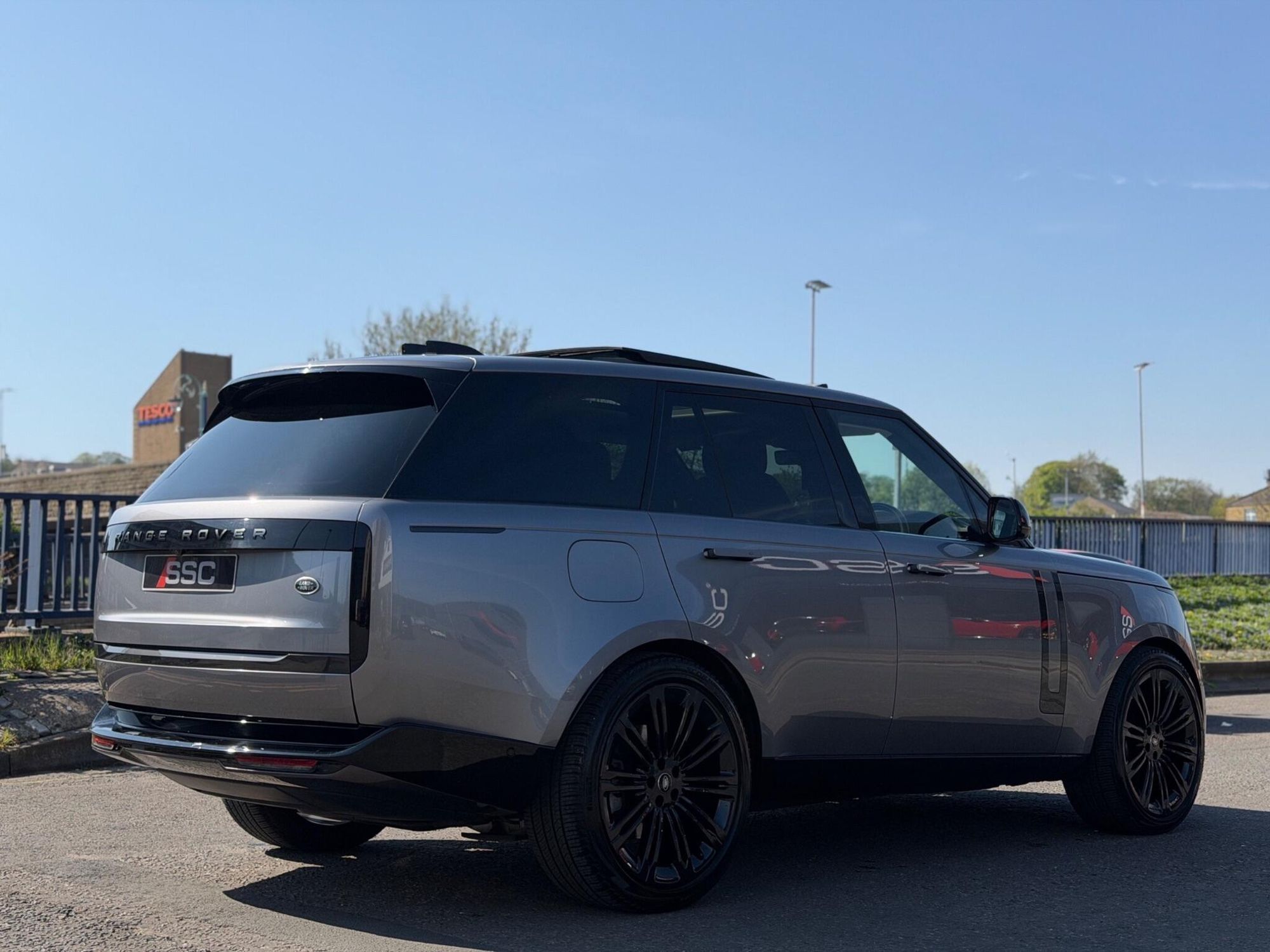 LAND ROVER RANGE ROVER DIESEL ESTATE 3.0 D300 HSE 4dr Auto for sale UK - Slide 10