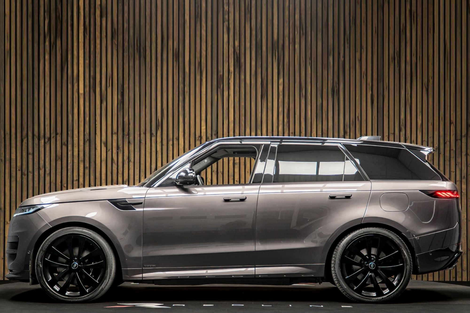LAND ROVER RANGE ROVER SPORT ESTATE 3.0 P460e Autobiography 5dr Auto for sale UK - Slide 7