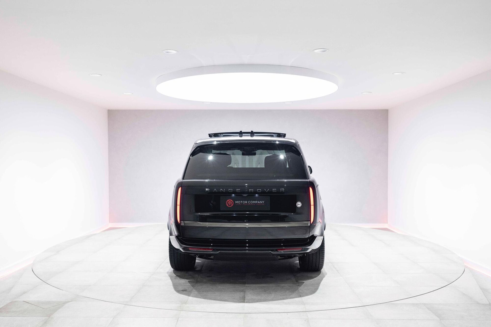 LAND ROVER RANGE ROVER ESTATE 4.4 P615 V8 SV 4dr Auto for sale UK - Slide 9