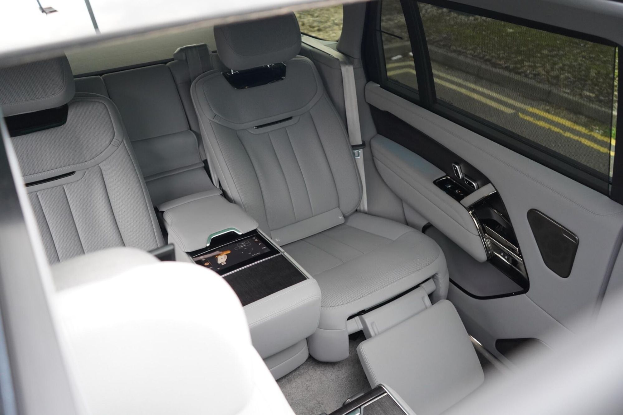 LAND ROVER RANGE ROVER ESTATE 4.4 P615 V8 SV LWB 4dr Auto for sale UK - Slide 3