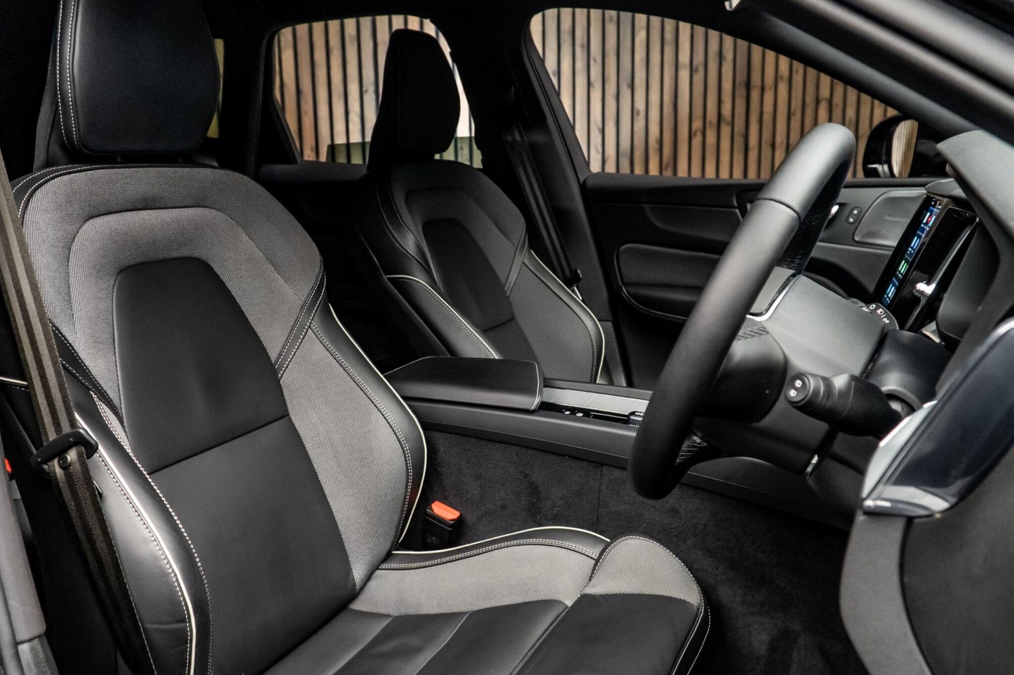 VOLVO XC60 ESTATE 2.0 B5P Plus Black Edition 5dr AWD Geartronic for sale UK - Slide 2