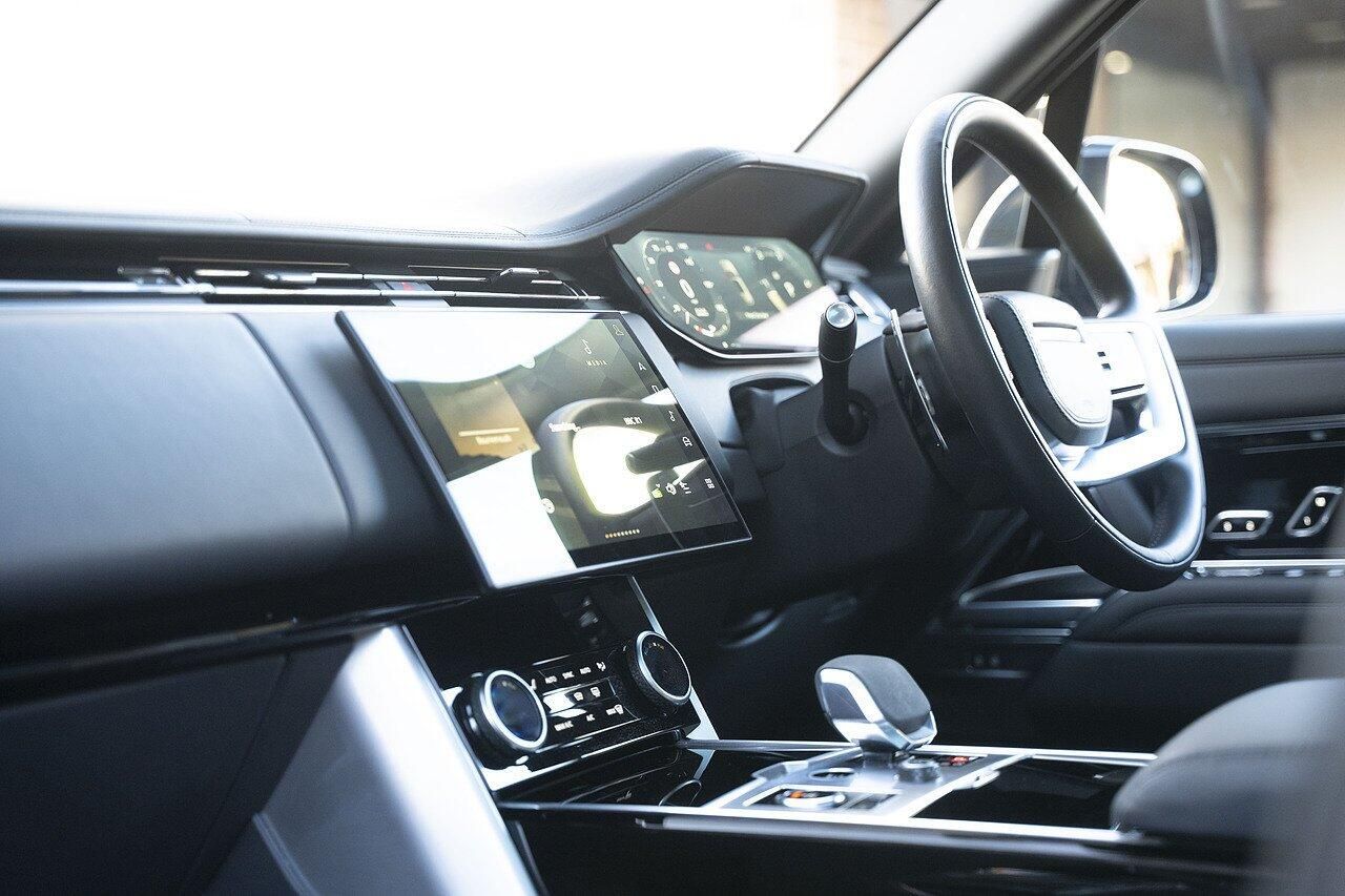Land Rover Range Rover 3.0 D300 mHEV Autobiography Diesel 5 Door Auto for sale UK - Slide 9
