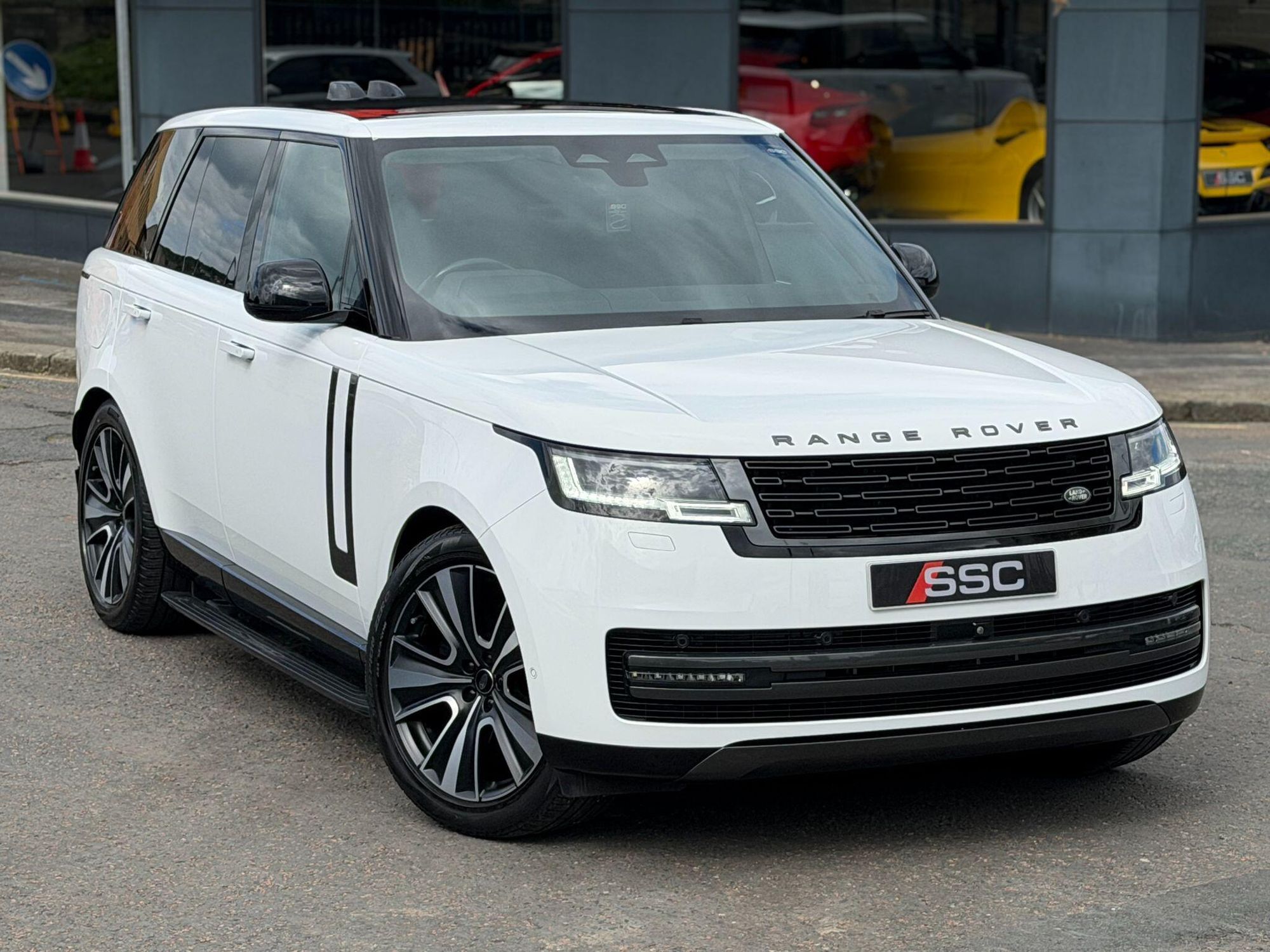 LAND ROVER RANGE ROVER DIESEL ESTATE 3.0 D350 SE 4dr Auto for sale UK - Slide 4