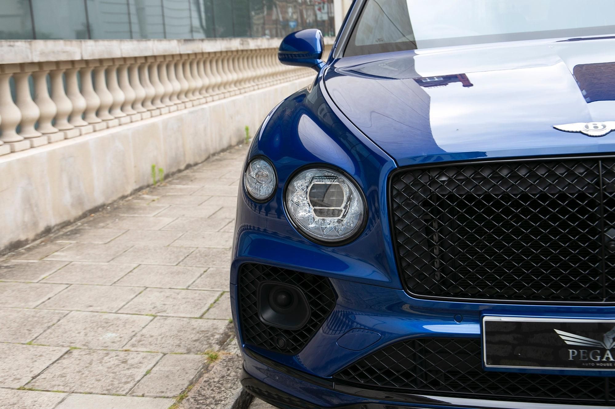 BENTLEY BENTAYGA ESTATE SPECIAL EDITION 4.0 V8 First Edition 5dr Auto for sale UK - Slide 3