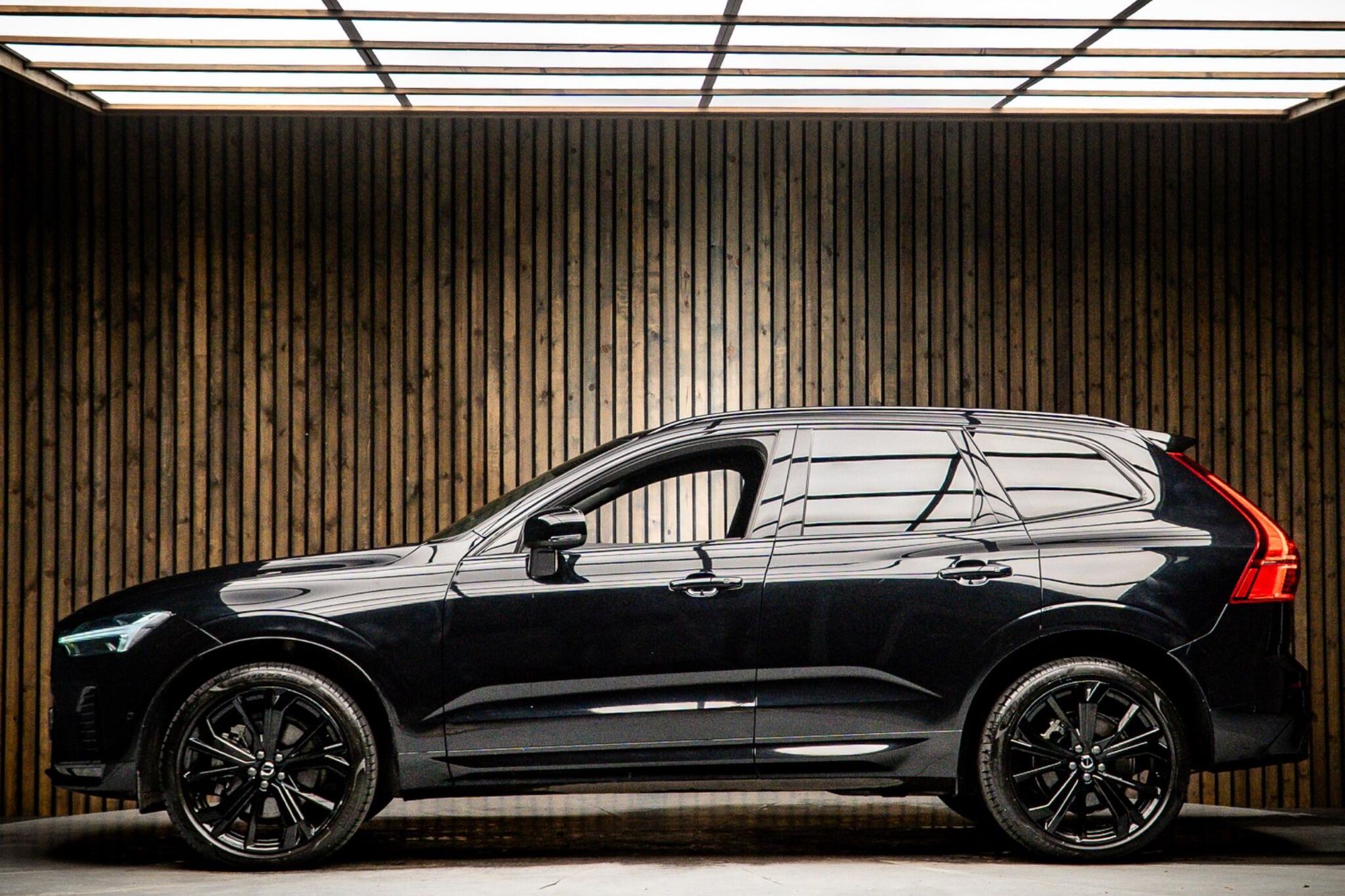 VOLVO XC60 ESTATE 2.0 B5P Plus Black Edition 5dr AWD Geartronic for sale UK - Slide 7