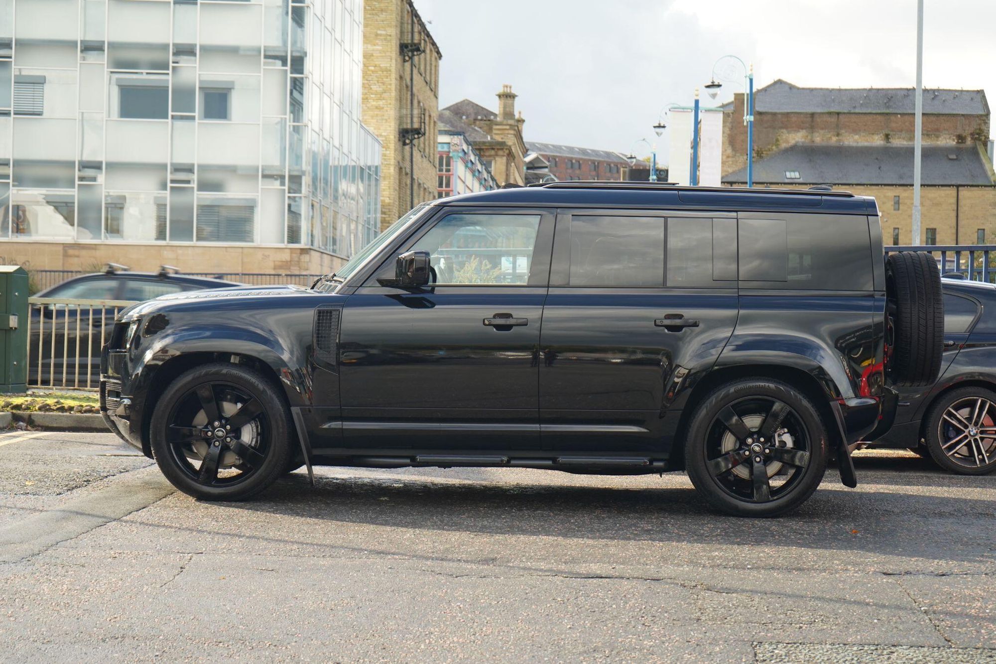 LAND ROVER DEFENDER DIESEL ESTATE 3.0 D350 X-Dynamic HSE 110 5dr Auto for sale UK - Slide 5