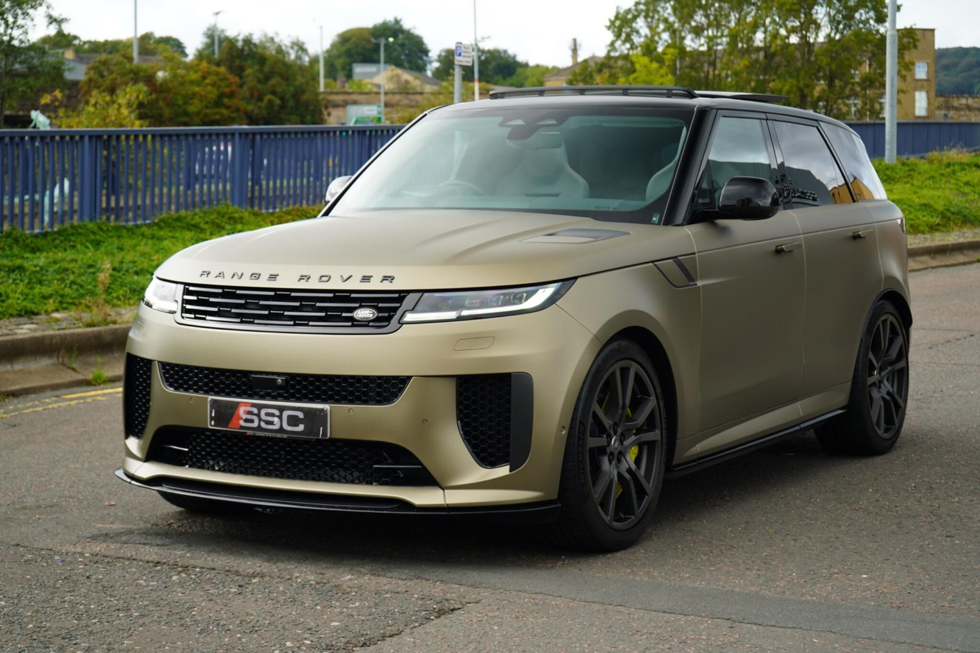 LAND ROVER RANGE ROVER SPORT ESTATE SPECIAL EDITIONS 4.4 P635 V8 SV Edition One 5dr Auto [Gloss] for sale UK - Slide 7