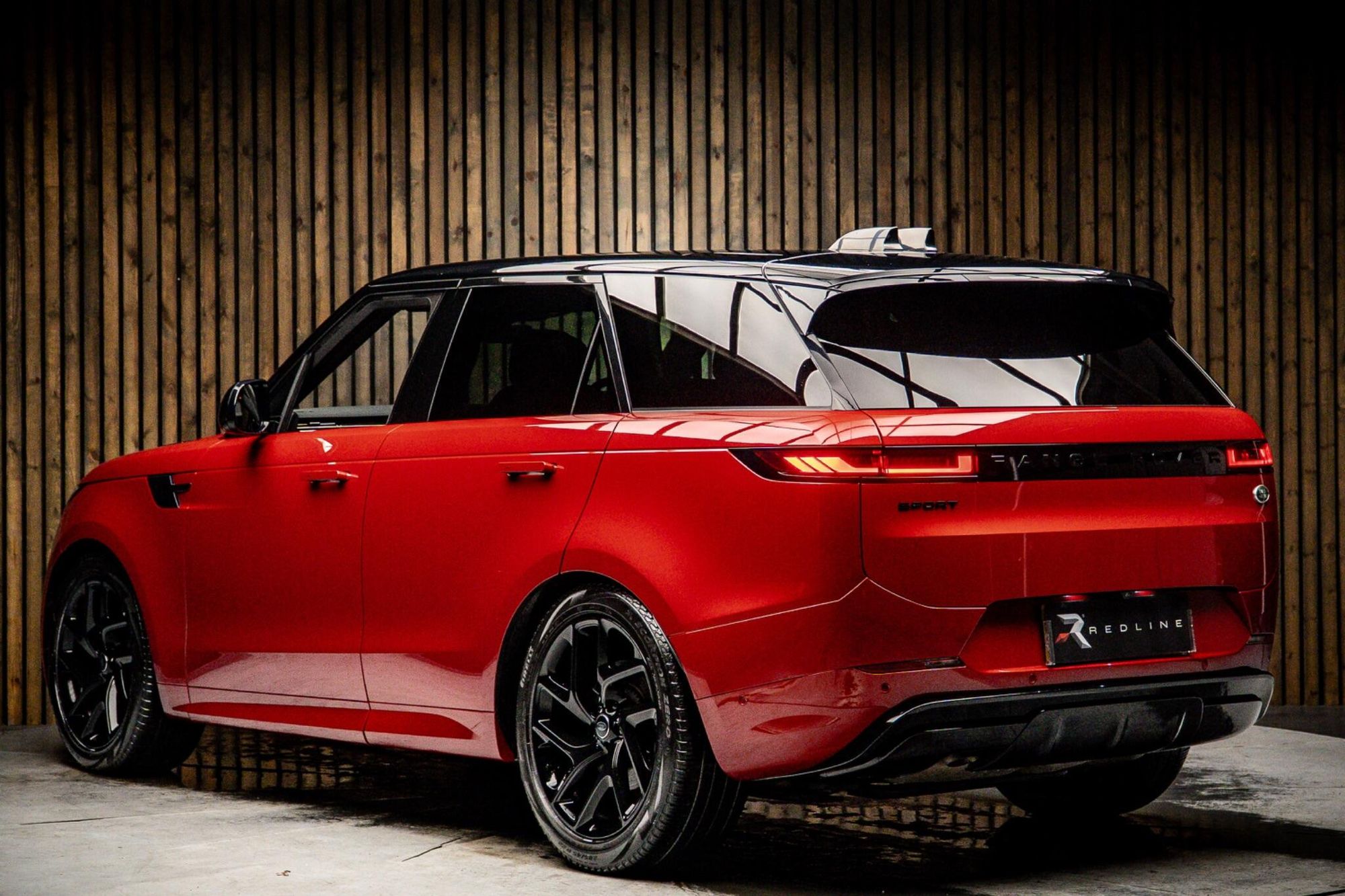 LAND ROVER RANGE ROVER SPORT DIESEL ESTATE 3.0 D300 Dynamic SE 5dr Auto for sale UK - Slide 3