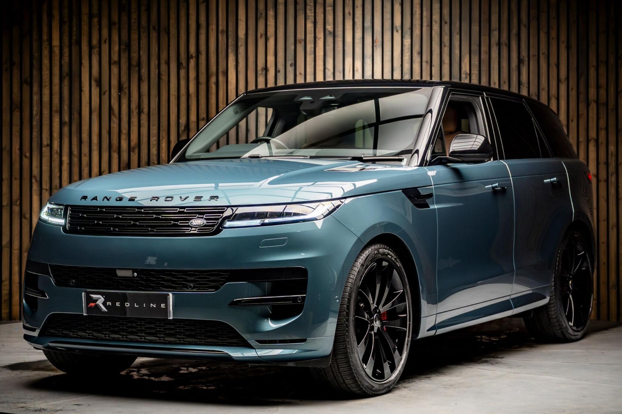 LAND ROVER RANGE ROVER SPORT DIESEL ESTATE 3.0 D300 Dynamic SE 5dr Auto for sale UK - Slide 8