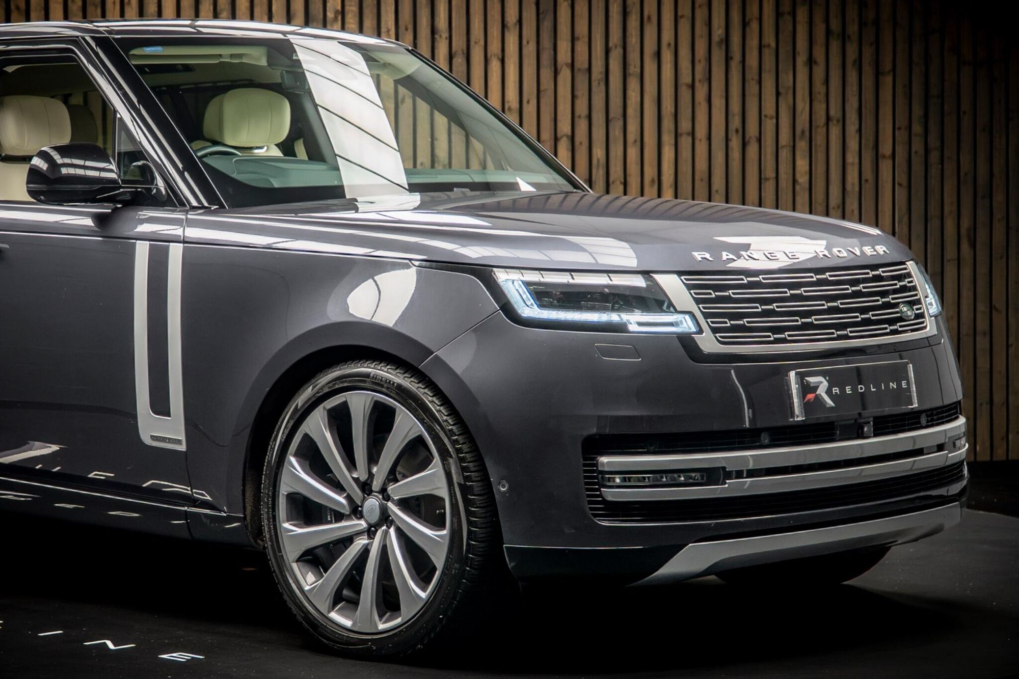 LAND ROVER RANGE ROVER ESTATE 4.4 P530 V8 Autobiography 4dr Auto for sale UK - Slide 10