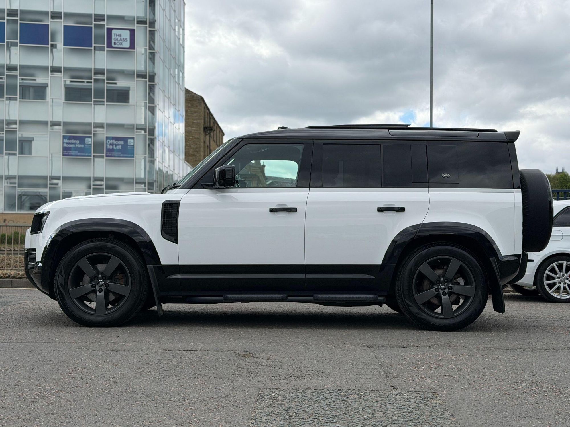LAND ROVER DEFENDER DIESEL ESTATE 3.0 D250 X-Dynamic HSE 110 5dr Auto for sale UK - Slide 8
