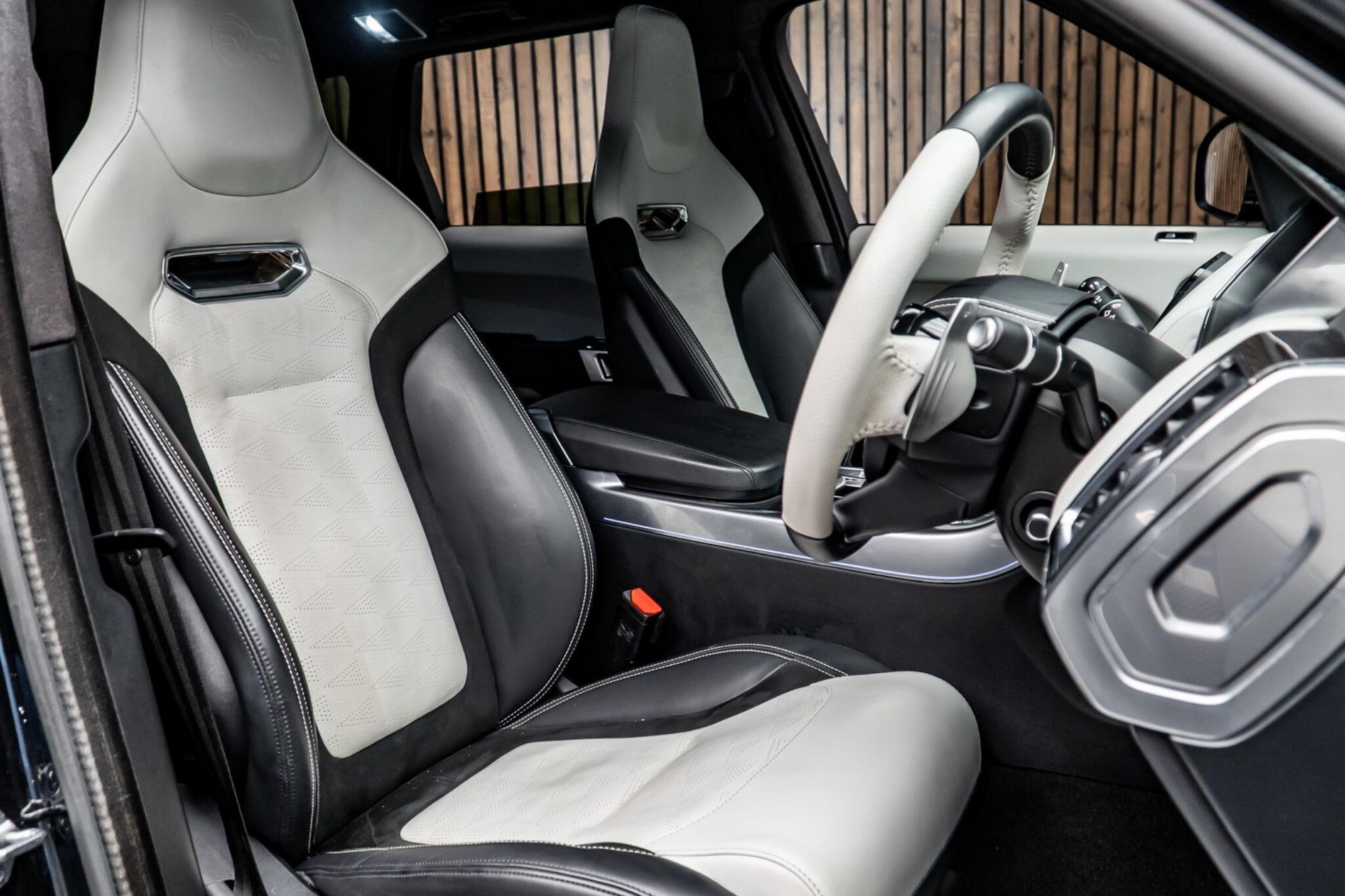 LAND ROVER RANGE ROVER SPORT ESTATE 5.0 P575 S/C SVR Carbon Edition 5dr Auto for sale UK - Slide 2