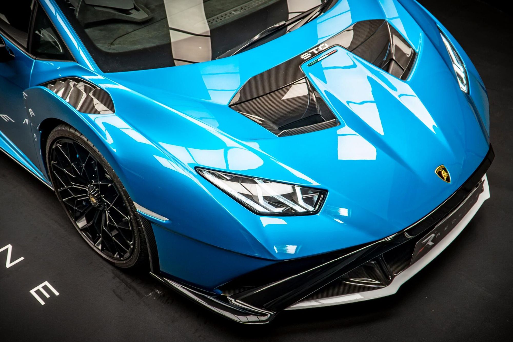 LAMBORGHINI HURACAN EVO COUPE 5.2 V10 640 STO 2dr Auto for sale UK - Slide 10