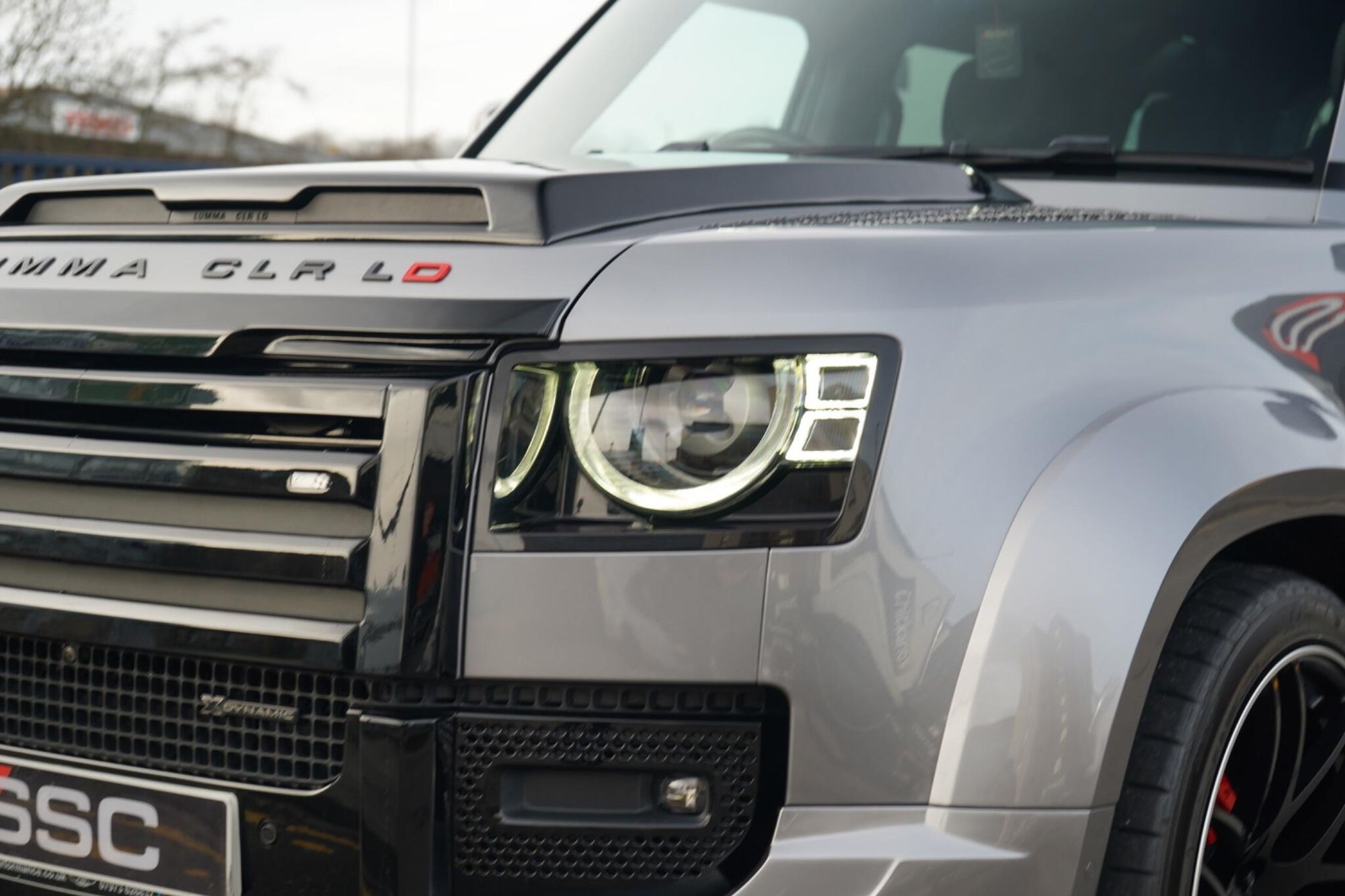 LAND ROVER DEFENDER ESTATE 2.0 P400e X-Dynamic SE 110 5dr Auto for sale UK - Slide 9