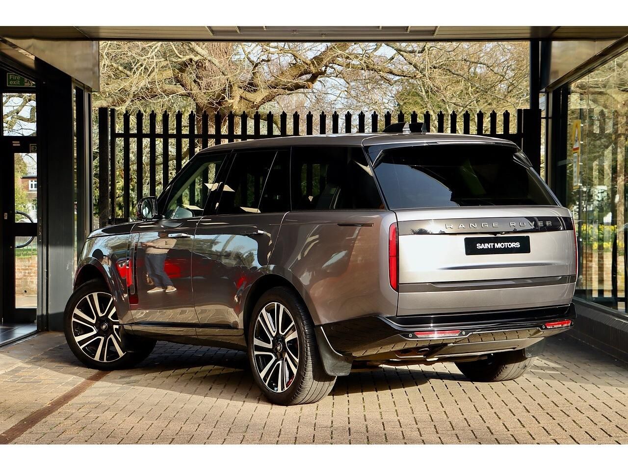 Land Rover Range Rover 3.0 D350 mHEV SE Diesel 5 Door Auto for sale UK - Slide 7