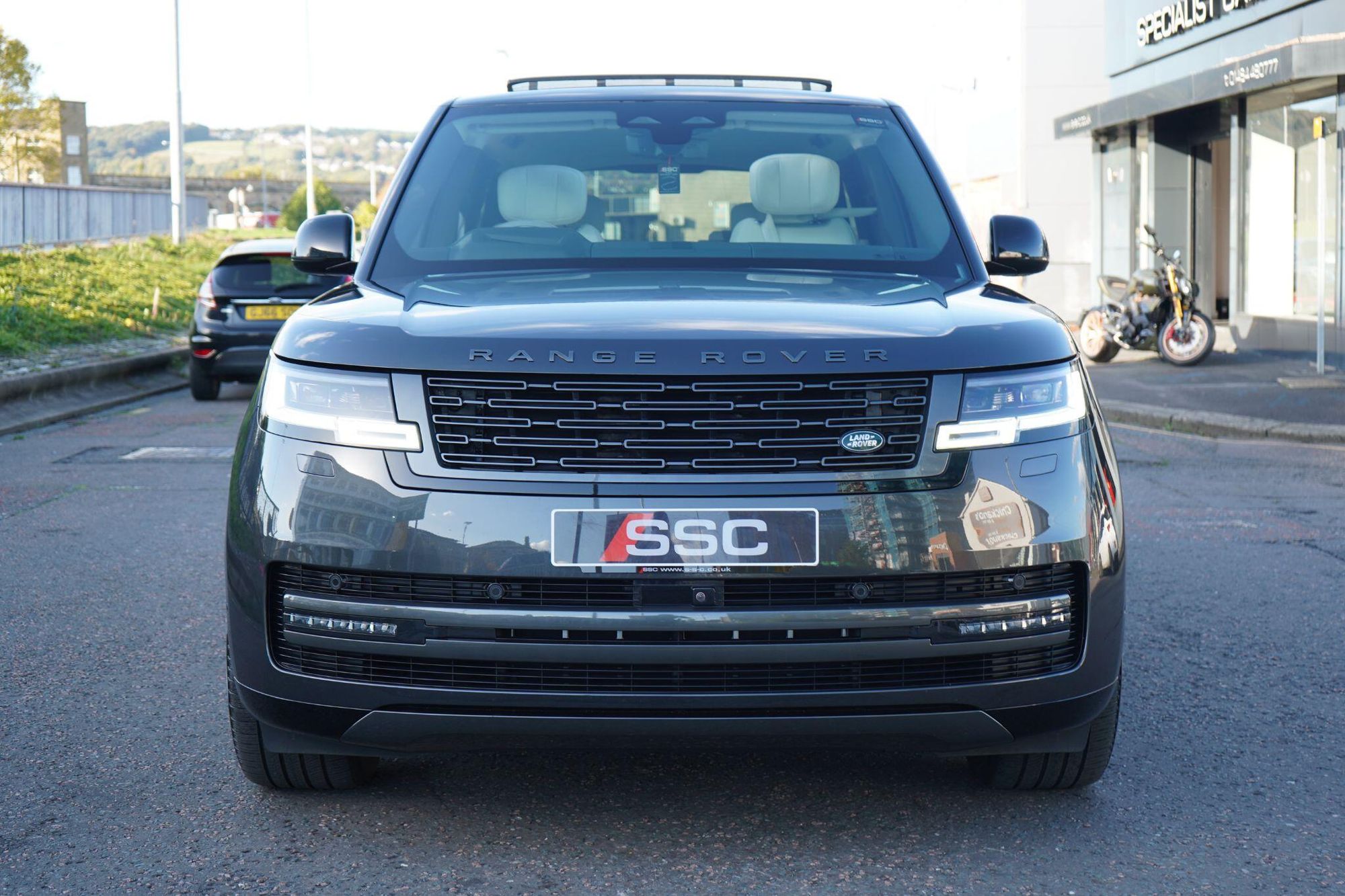 LAND ROVER RANGE ROVER DIESEL ESTATE 3.0 D350 Autobiography 4dr Auto for sale UK - Slide 6
